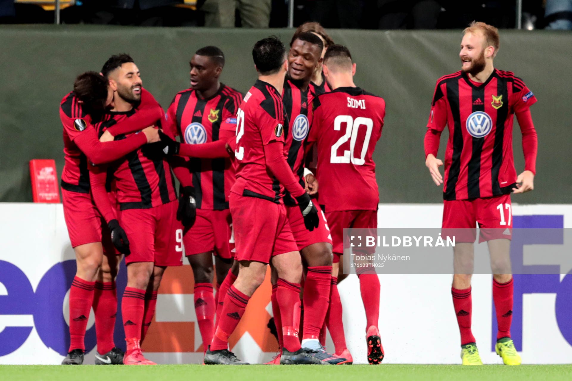 Östersunds Saman Ghoddos jublar med lagkamrater