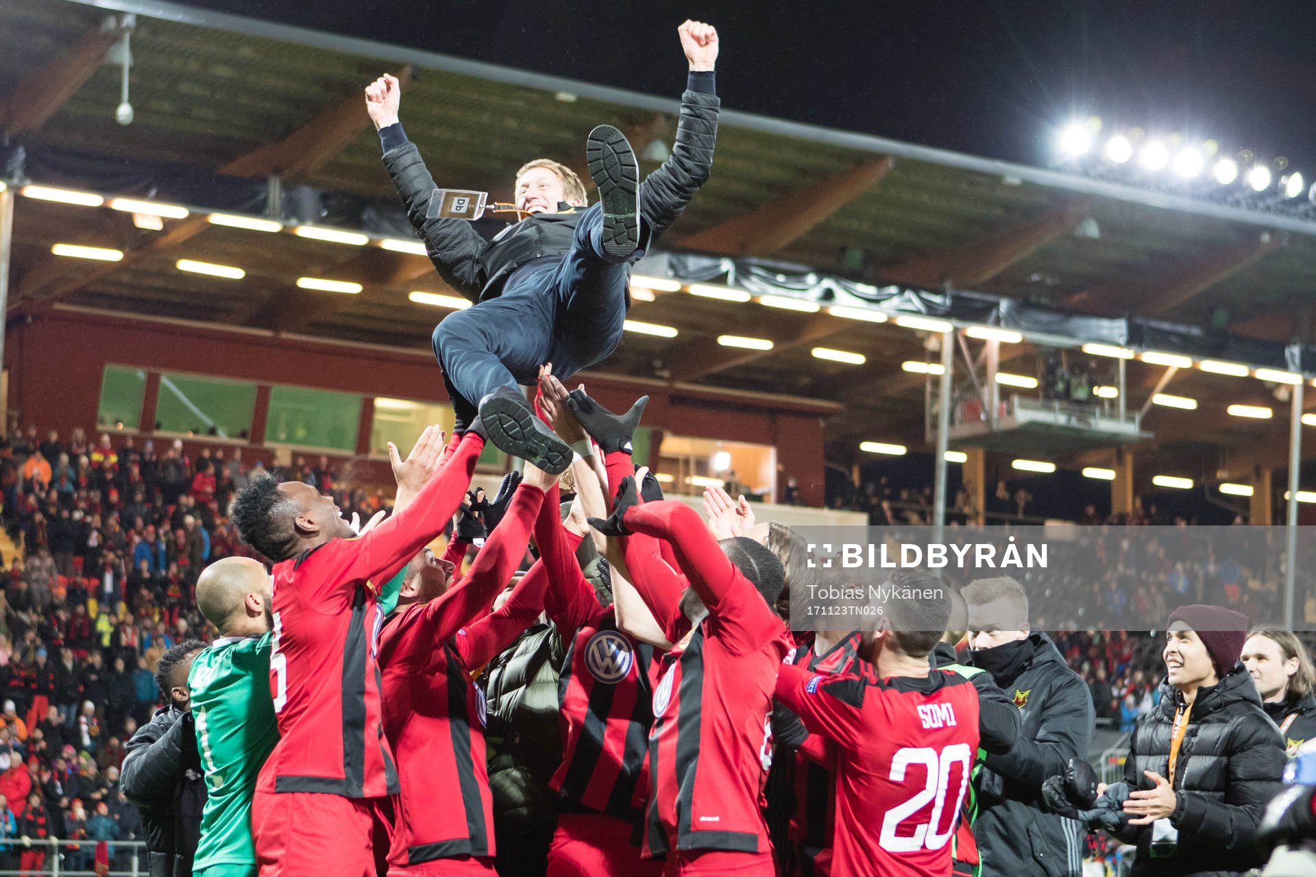 Östersunds spelare hissar tränare Graham Potter