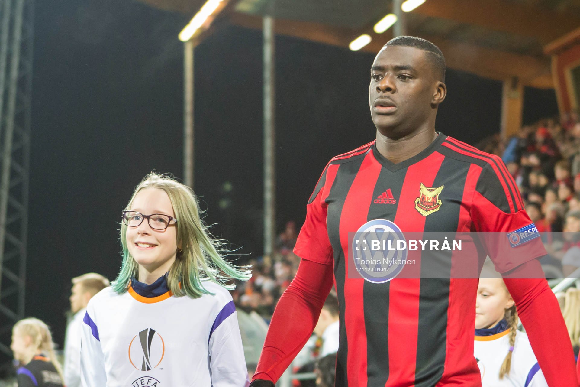 Östersunds Ken Sema på väg in på planen innan