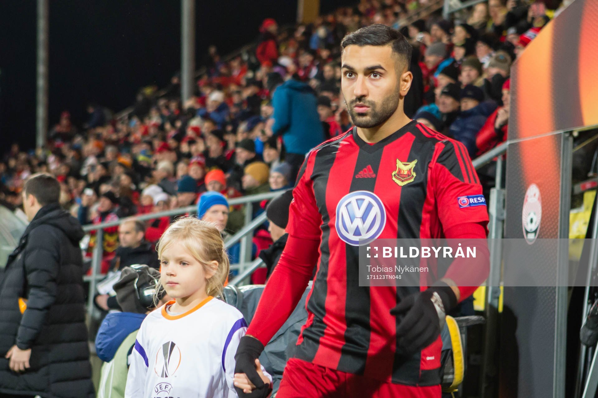 Östersunds Saman Ghoddos på väg in på planen innan