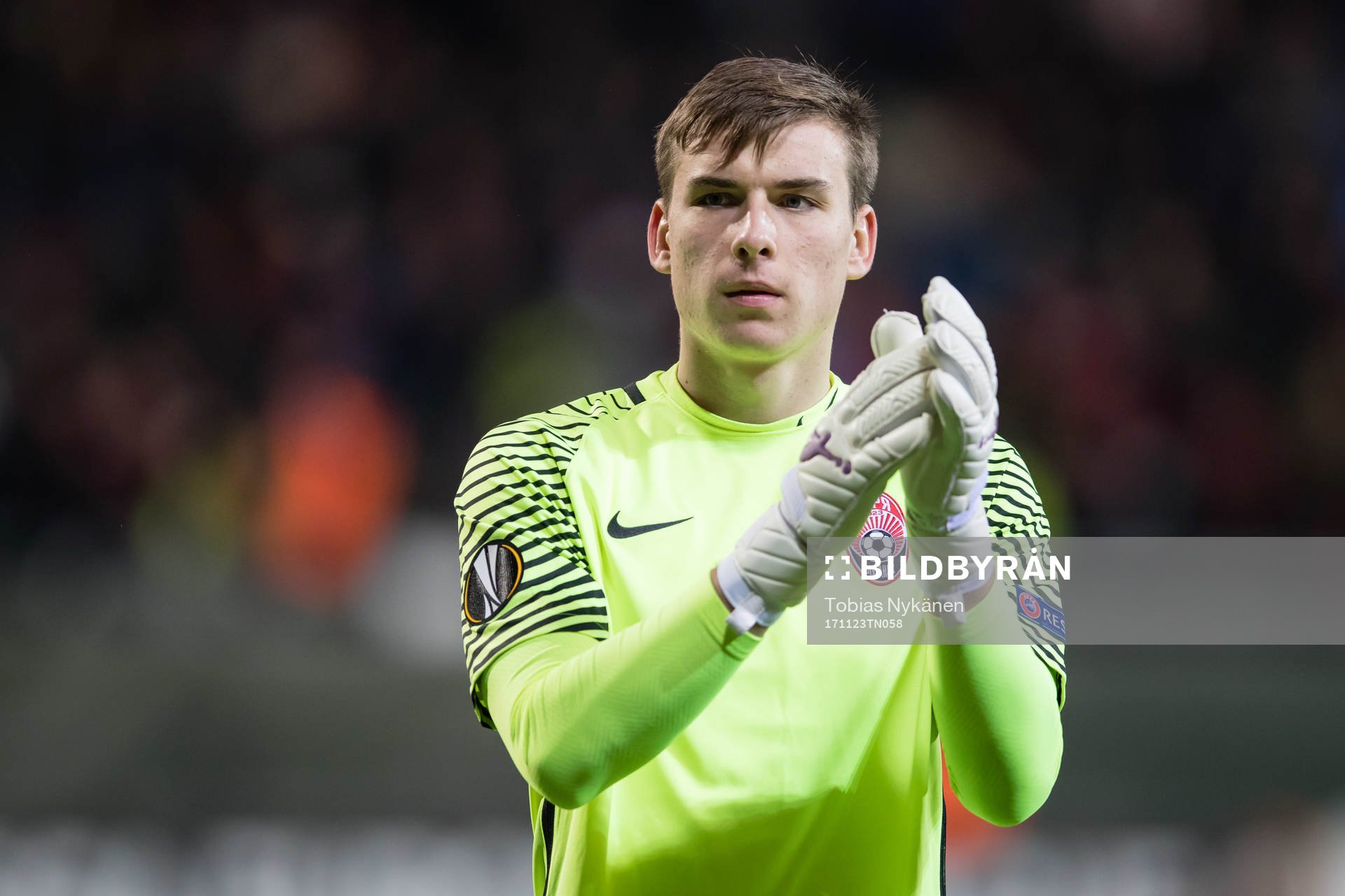 Zorja Luhansks målvakt Andriy Lunin tackar fansen