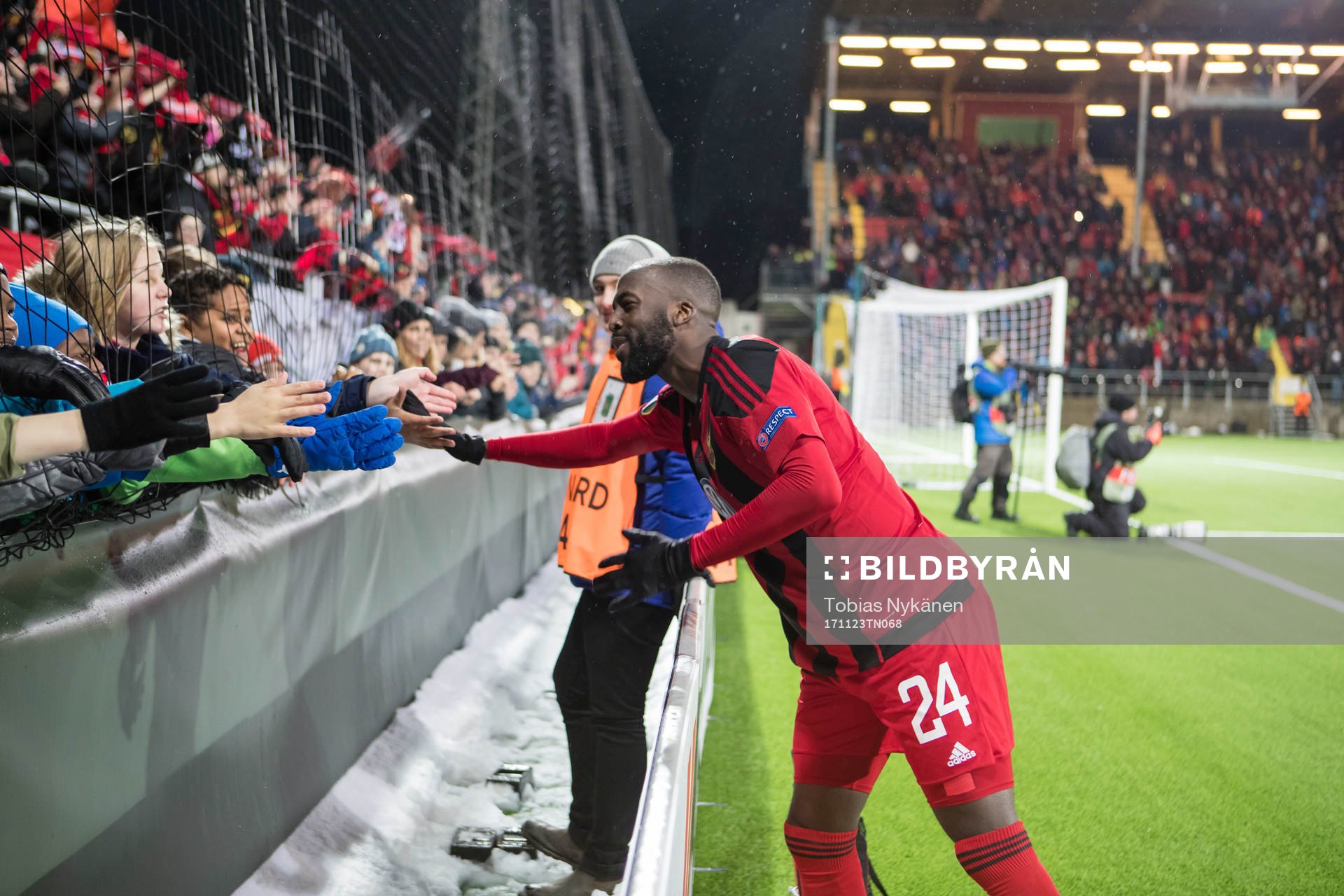 Östersunds Ronald Mukiibi tackar publiken