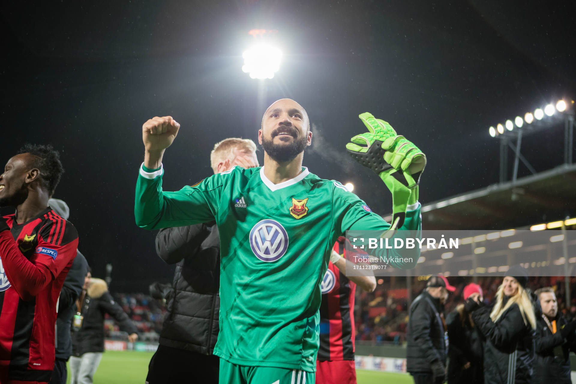 Östersunds målvakt Aly Keita jublar efter fotbollsmatchen i Europa League mellan Östersund och Zorja Luhansk den 23 november 2017 i Östersund.