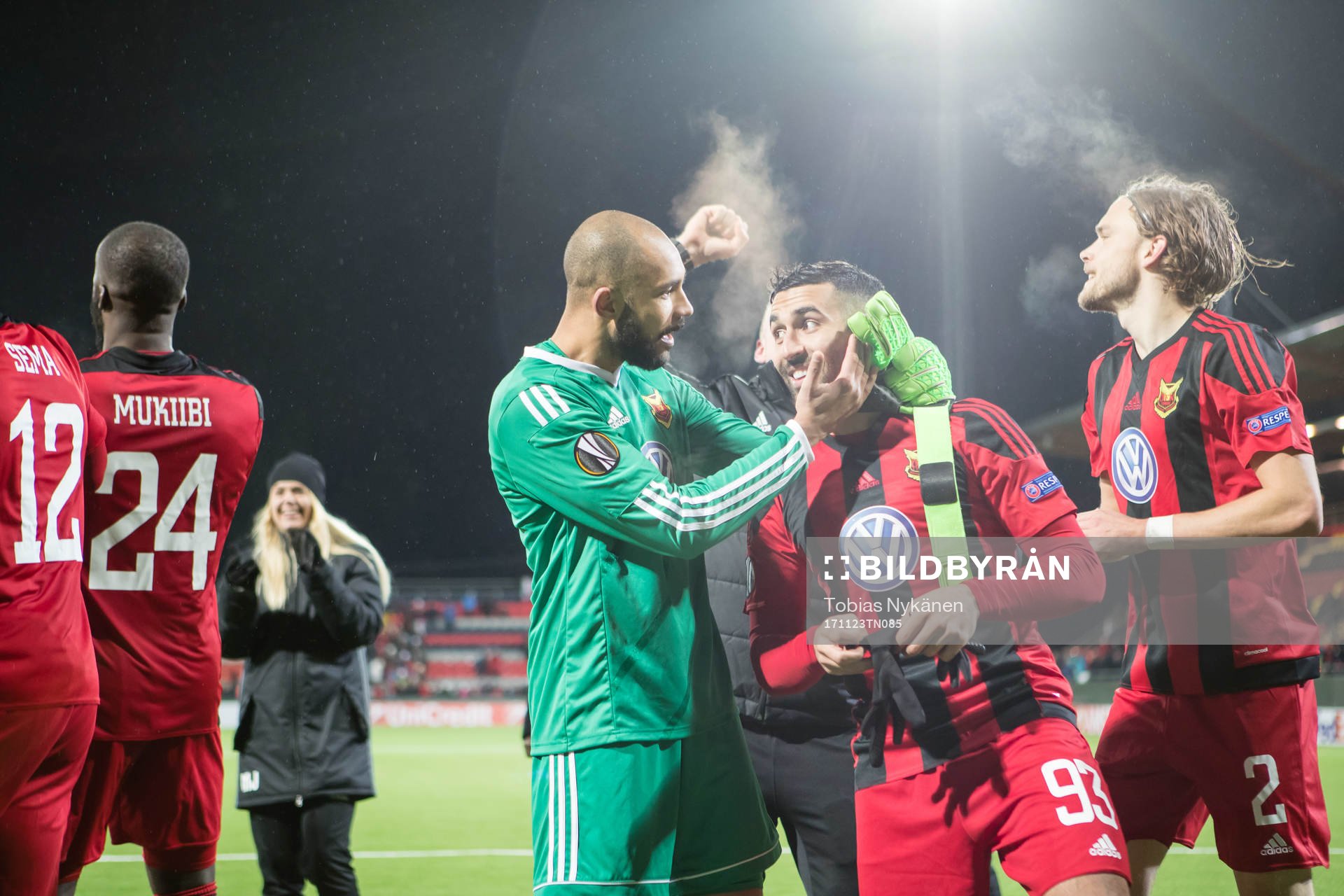 Östersunds målvakt Aly Keita och Saman Ghoddos jublar