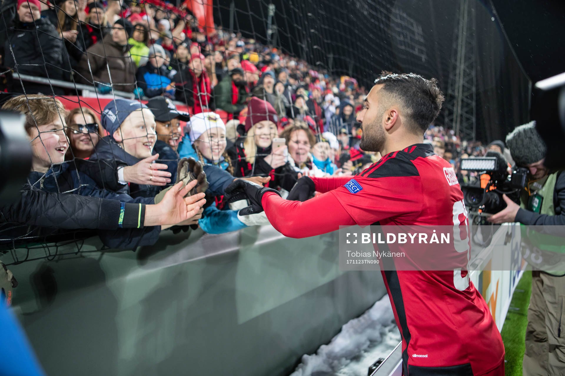 Östersunds Saman Ghoddos tackar publiken