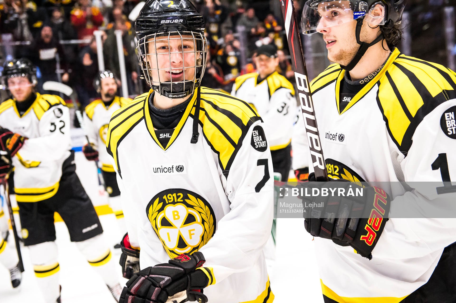 Brynäs Adam Boqvist och Alexander Bjurström jublar