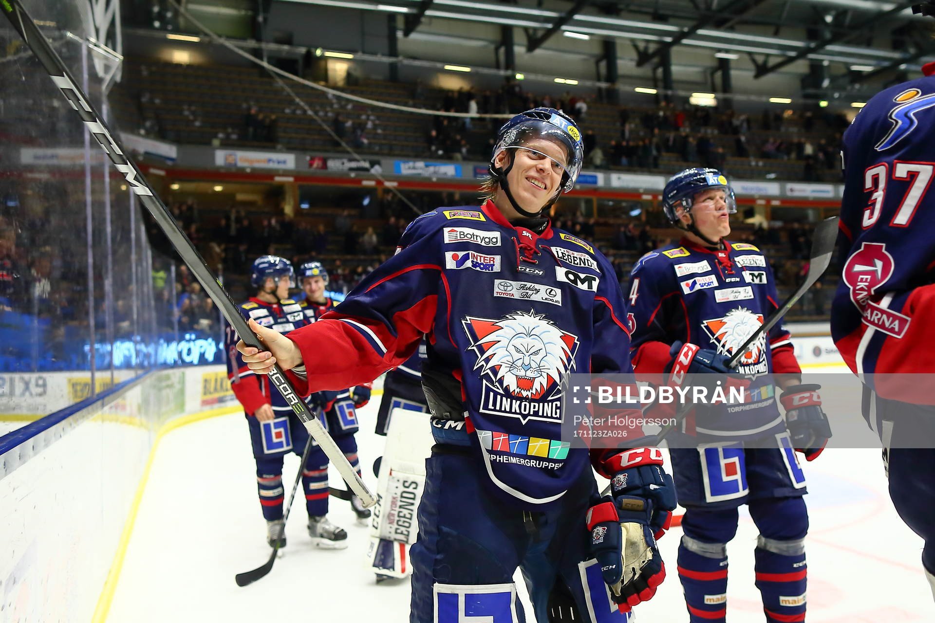 Linköpings spelare med Ken Andre Olimb jublar