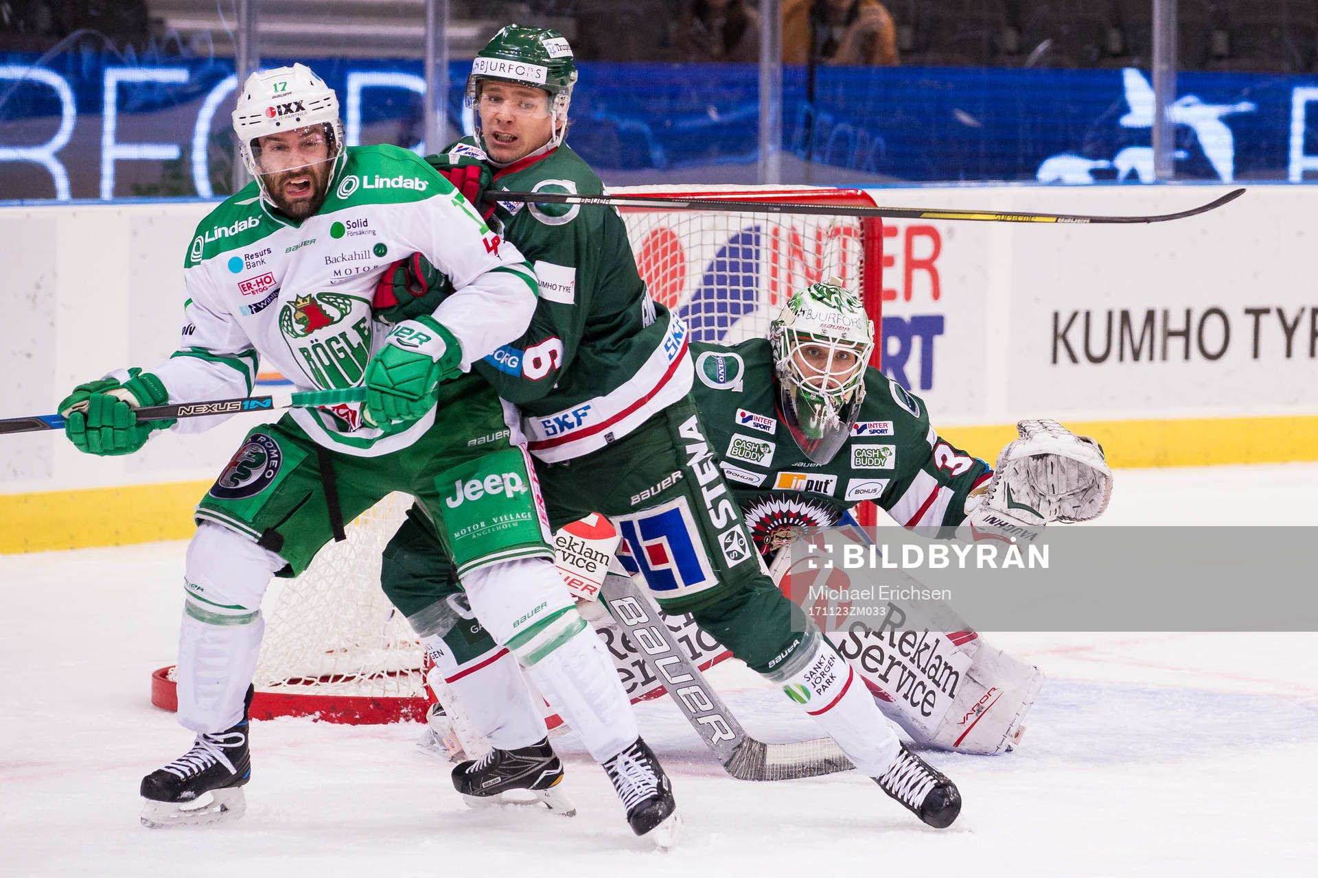 Frölundas Kristoffer Gunnarsson håller undan Rögles