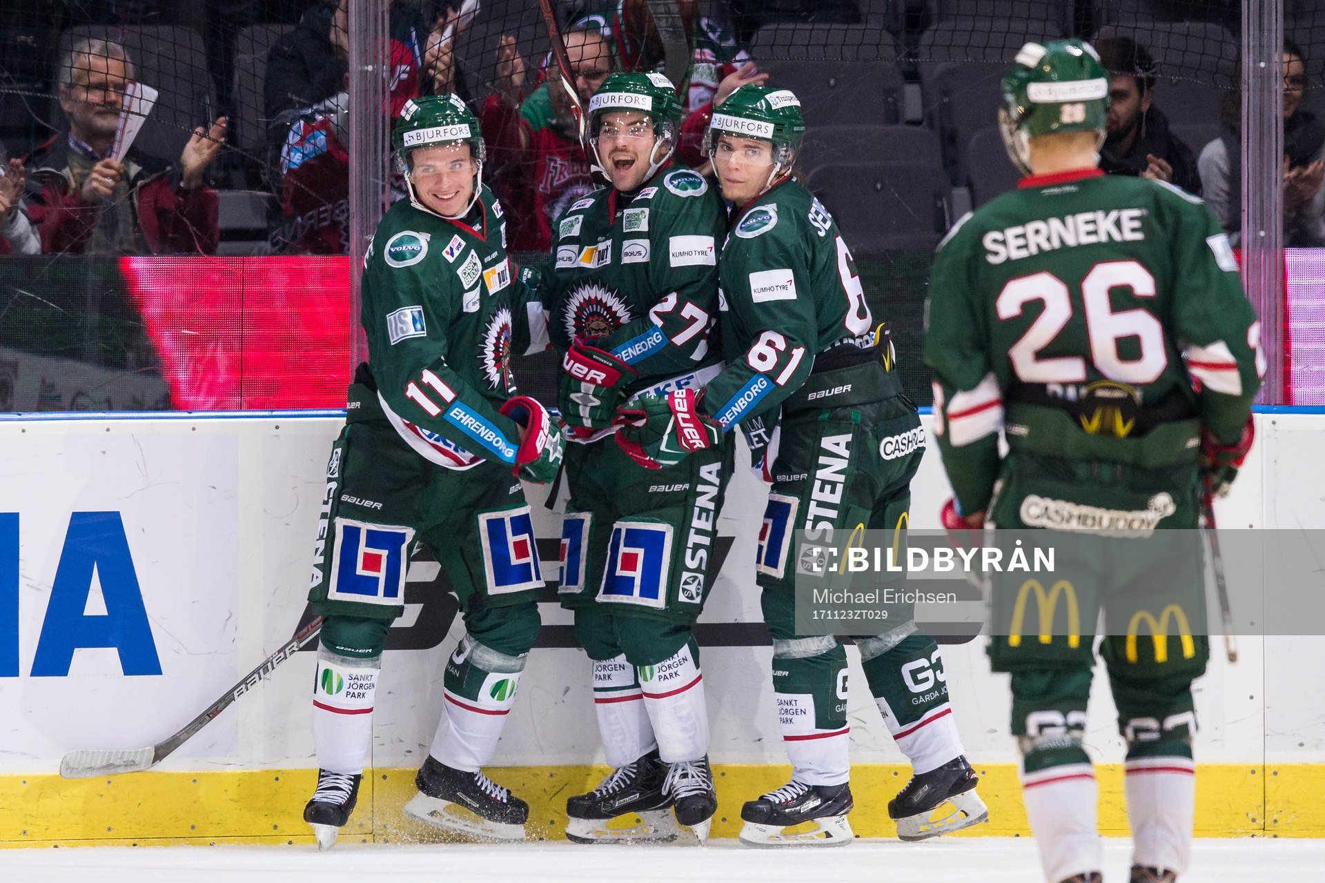 Frölundas Ponthus Westerholm jublar ihop med Victor
