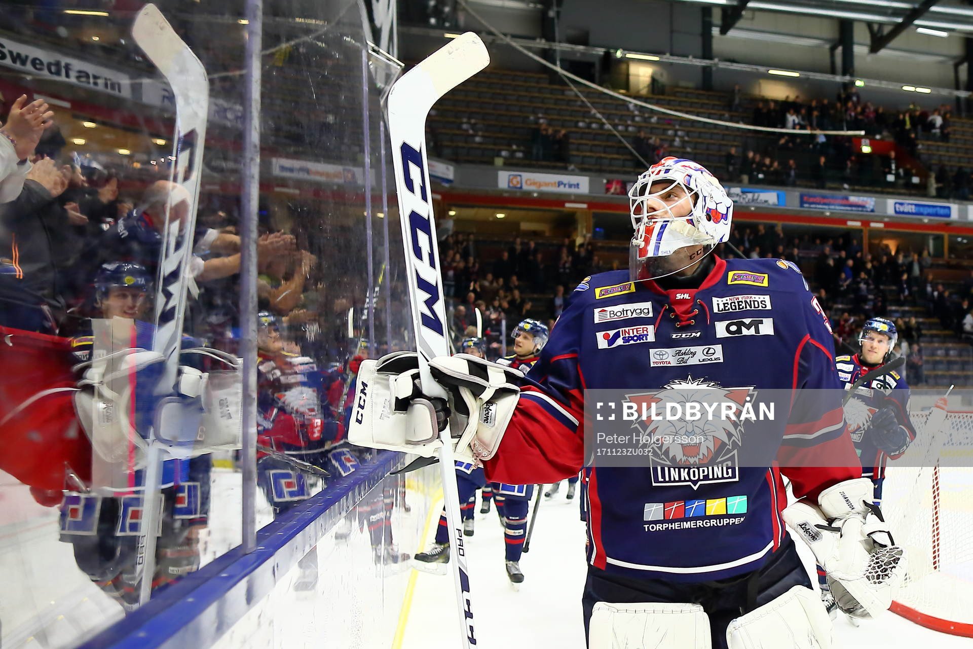 Linköpings spelare med målvakt Jacob Johansson jublar