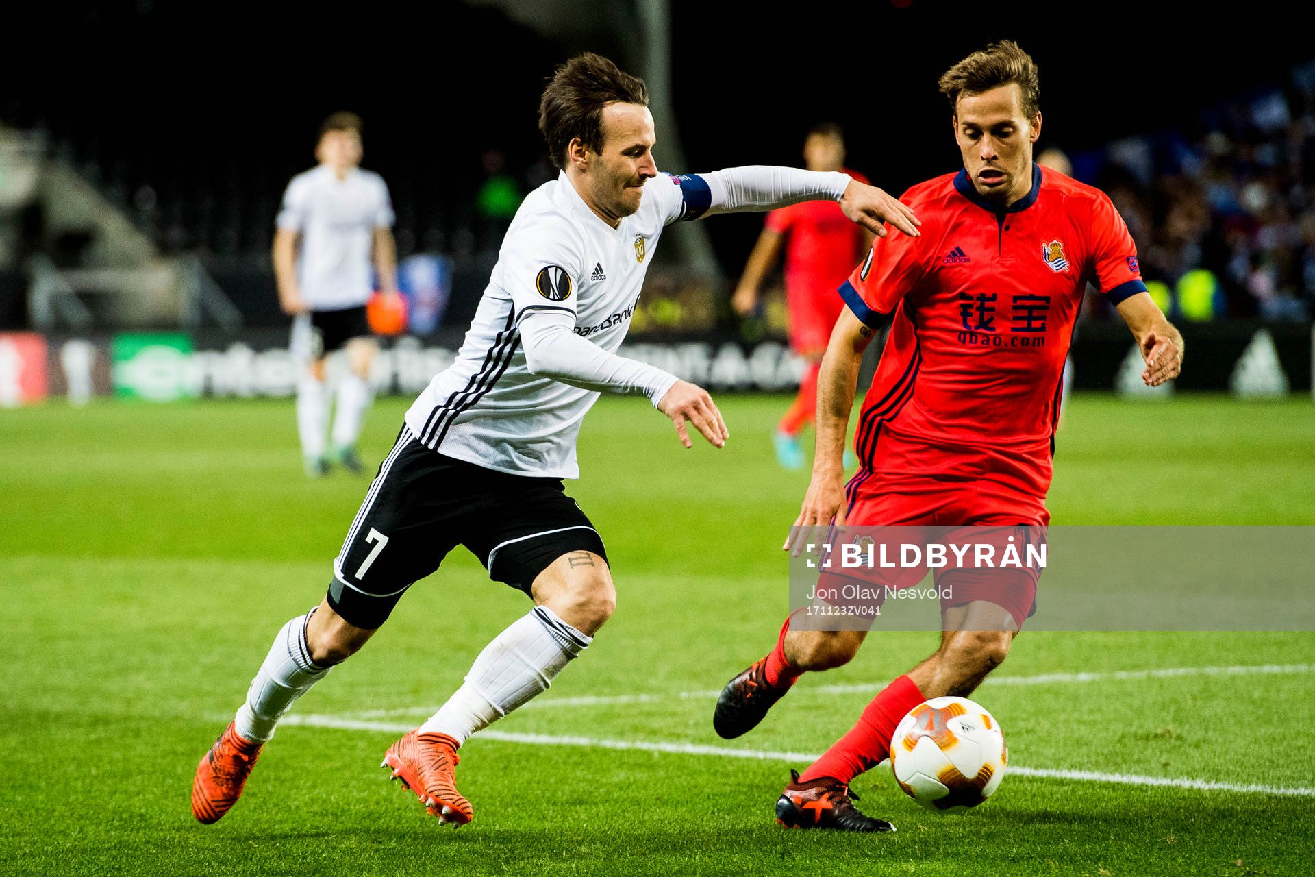 Mike Jensen of Rosenborg and Sergio Canales of Real Sociedad