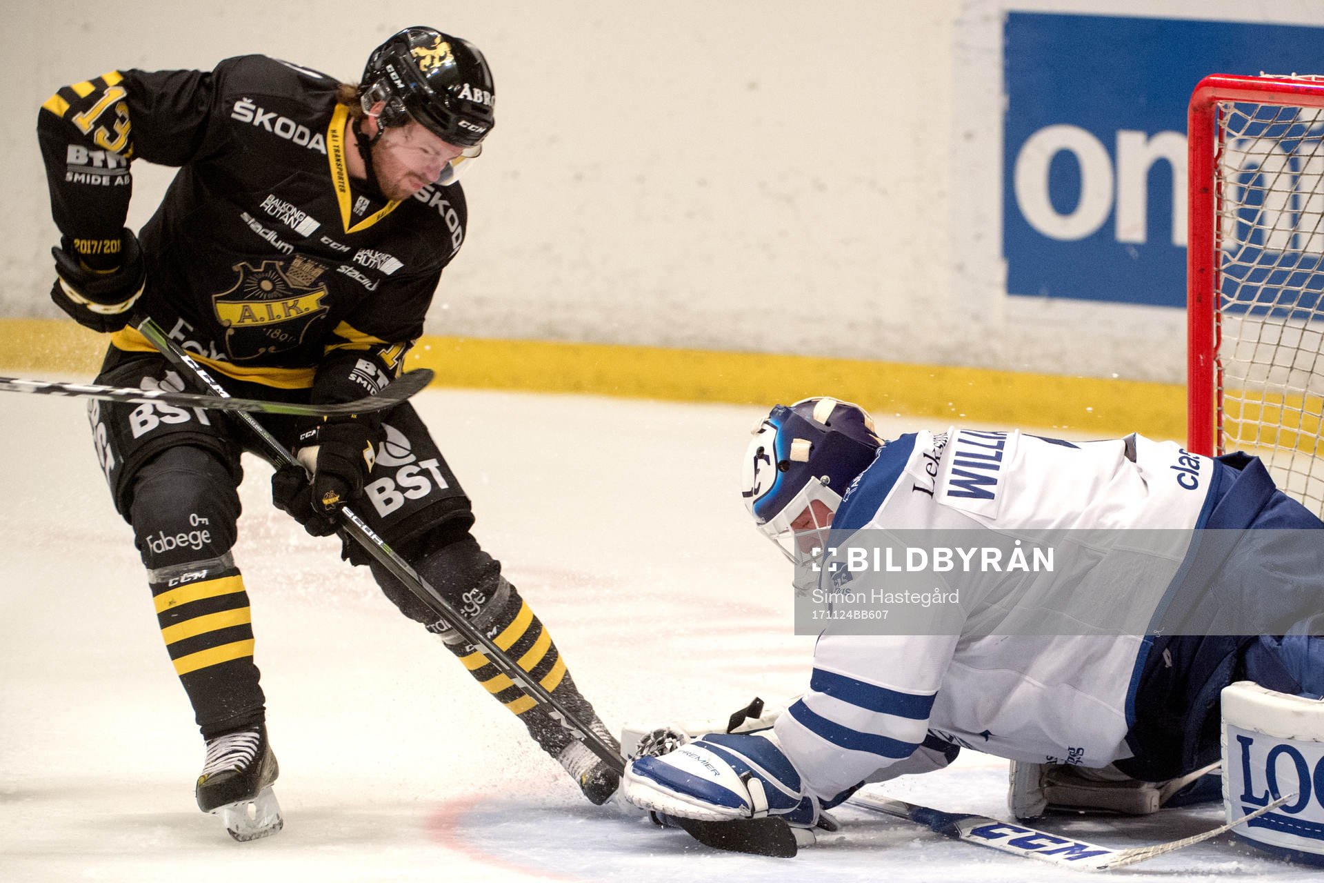 s Henrik Marklund och Leksands målvakt Tex Williamsson