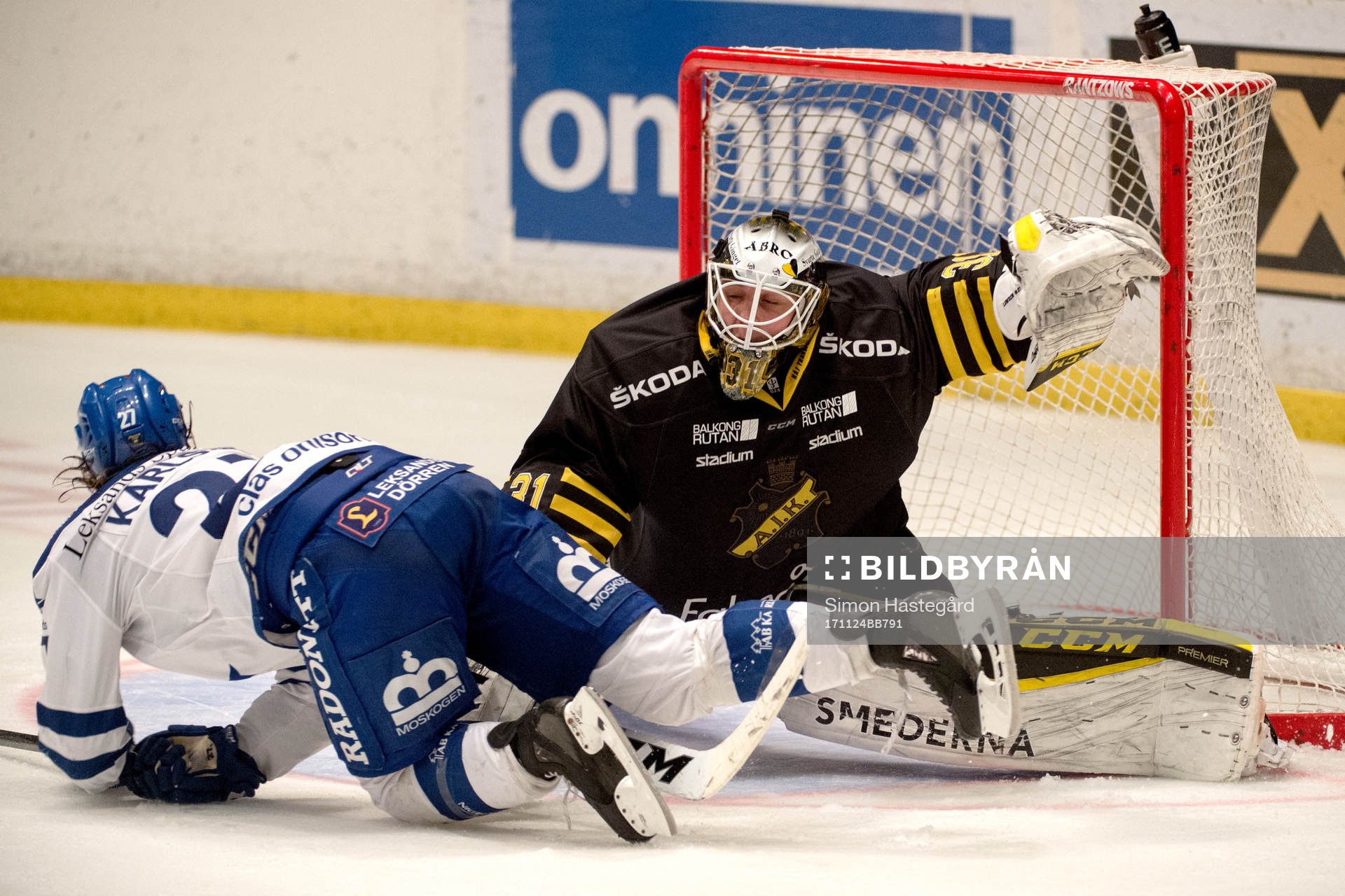 s målvakt Linus Lundin räddar ett anfall från Leksands