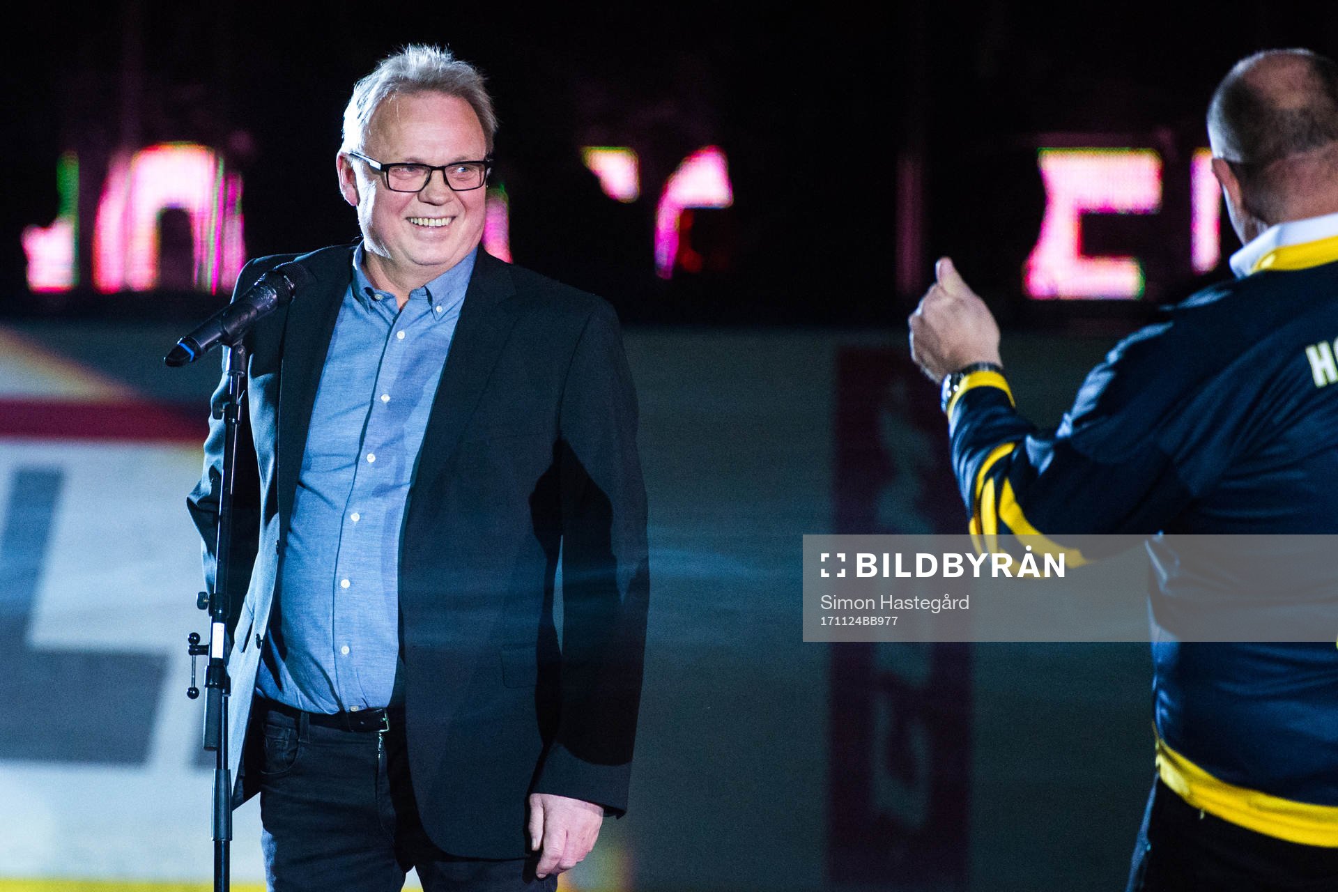Leif Holmgren uppmärksammas före  ishockeymatchen i