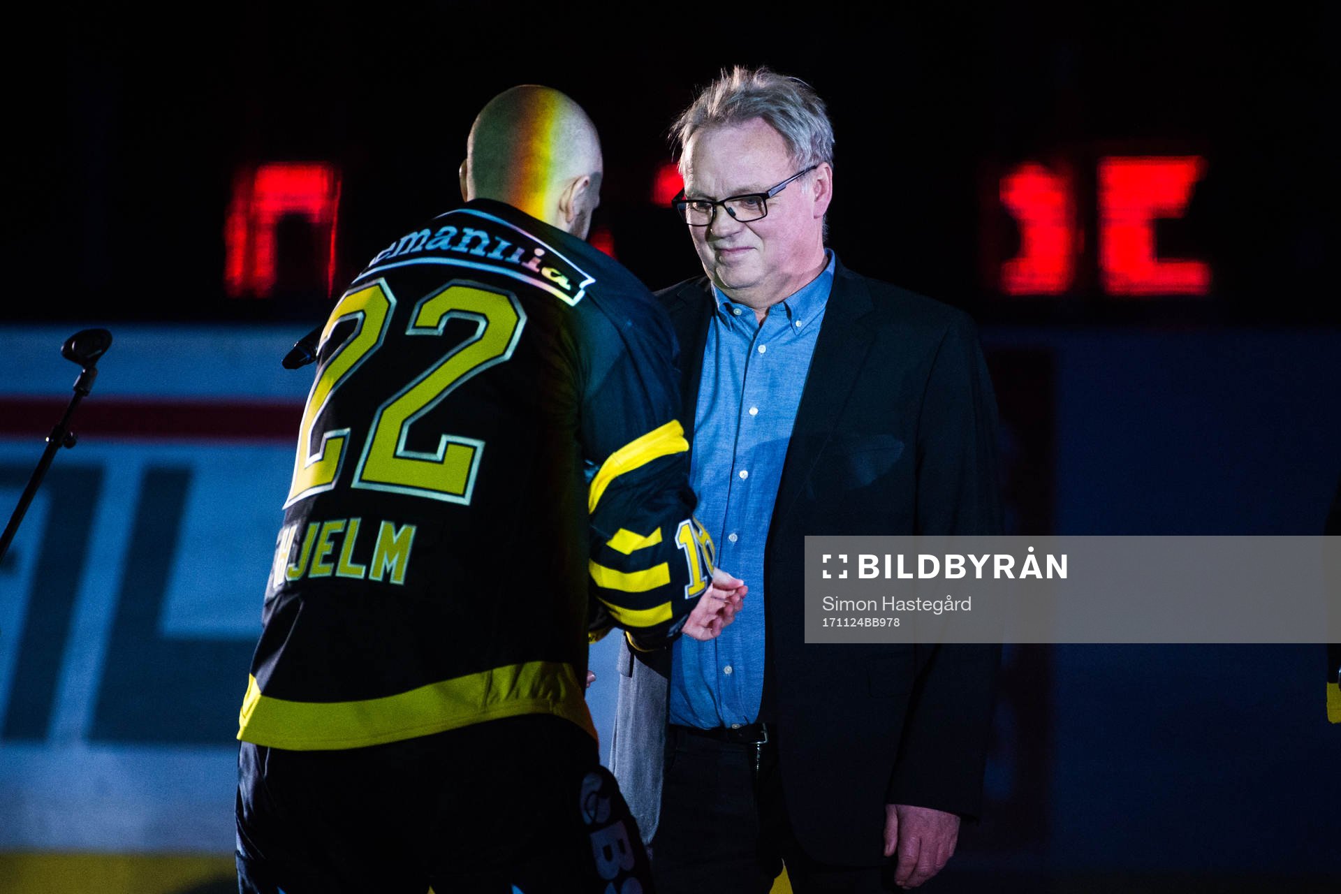 Leif Holmgren får en matchtröja med nummer 18 utav