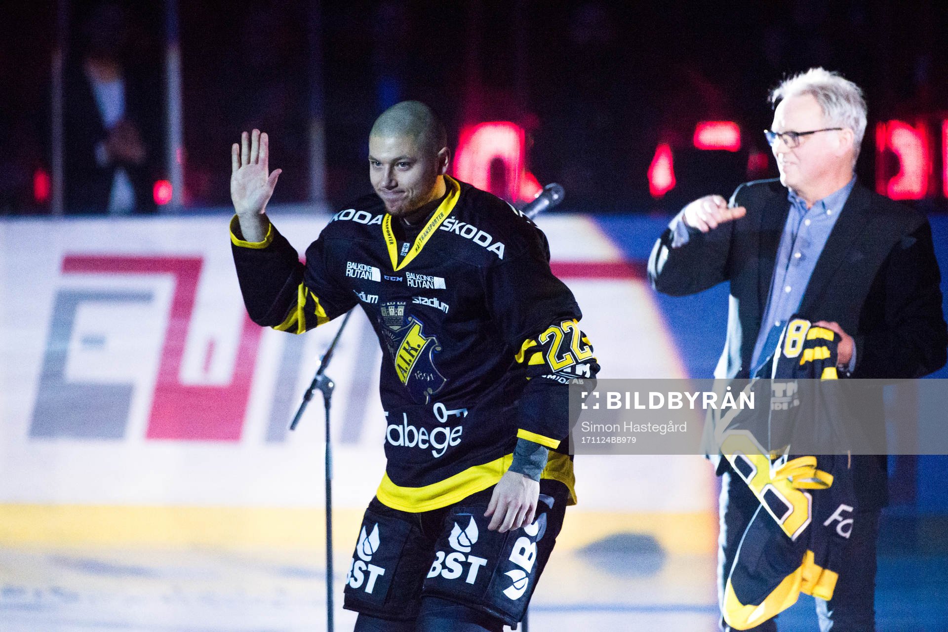 Leif Holmgren får en matchtröja med nummer 18 utav