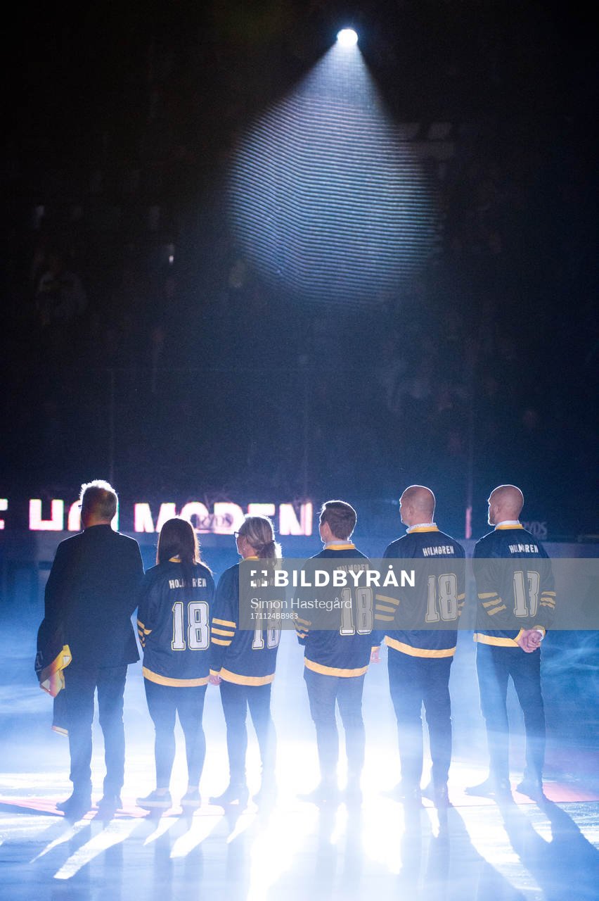 Leif Holmgren med familj före  ishockeymatchen i