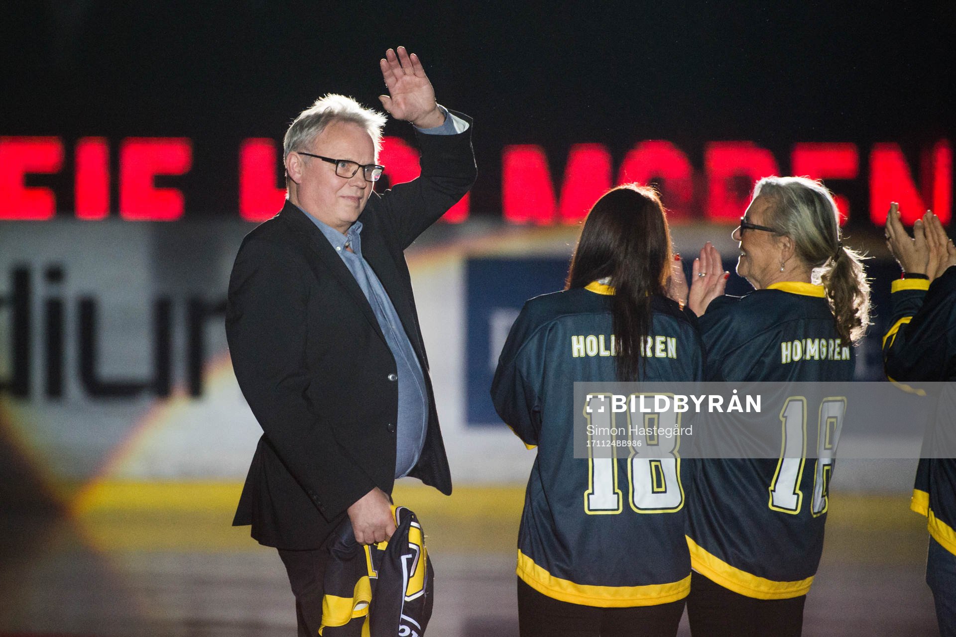 Leif Holmgren uppmärksammas före  ishockeymatchen i