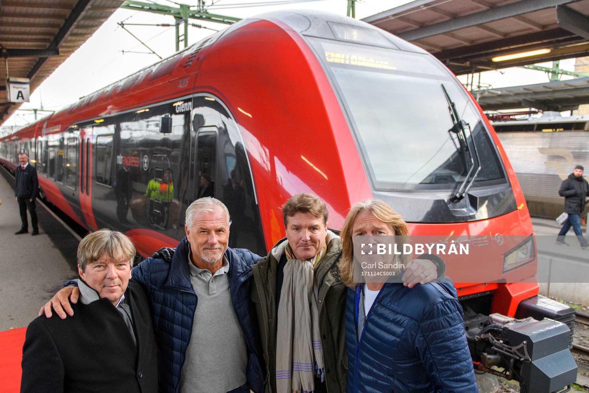 Glenn Holm, Glenn Hysén, Glenn Schiller och Glenn Strömberg framför tåget som uppkallats efter dem den 24 november 2017 i Göteborg.