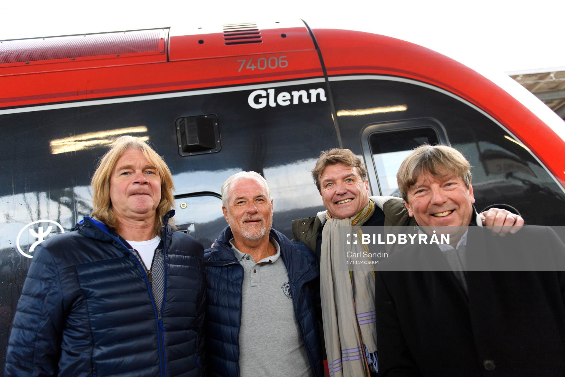 Glenn Strömberg, Glenn Hysén, Glenn Schiller och Glenn Holm framför tåget som uppkallats efter dem den 24 november 2017 i Göteborg.