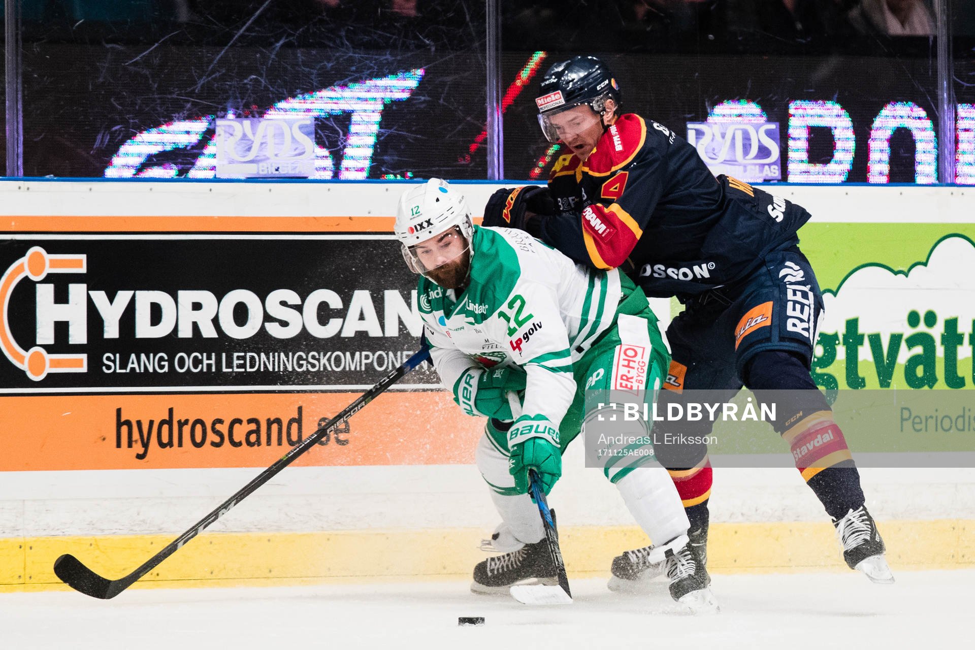 Rögles Jack Connolly i kamp om pucken med Djurgårdens