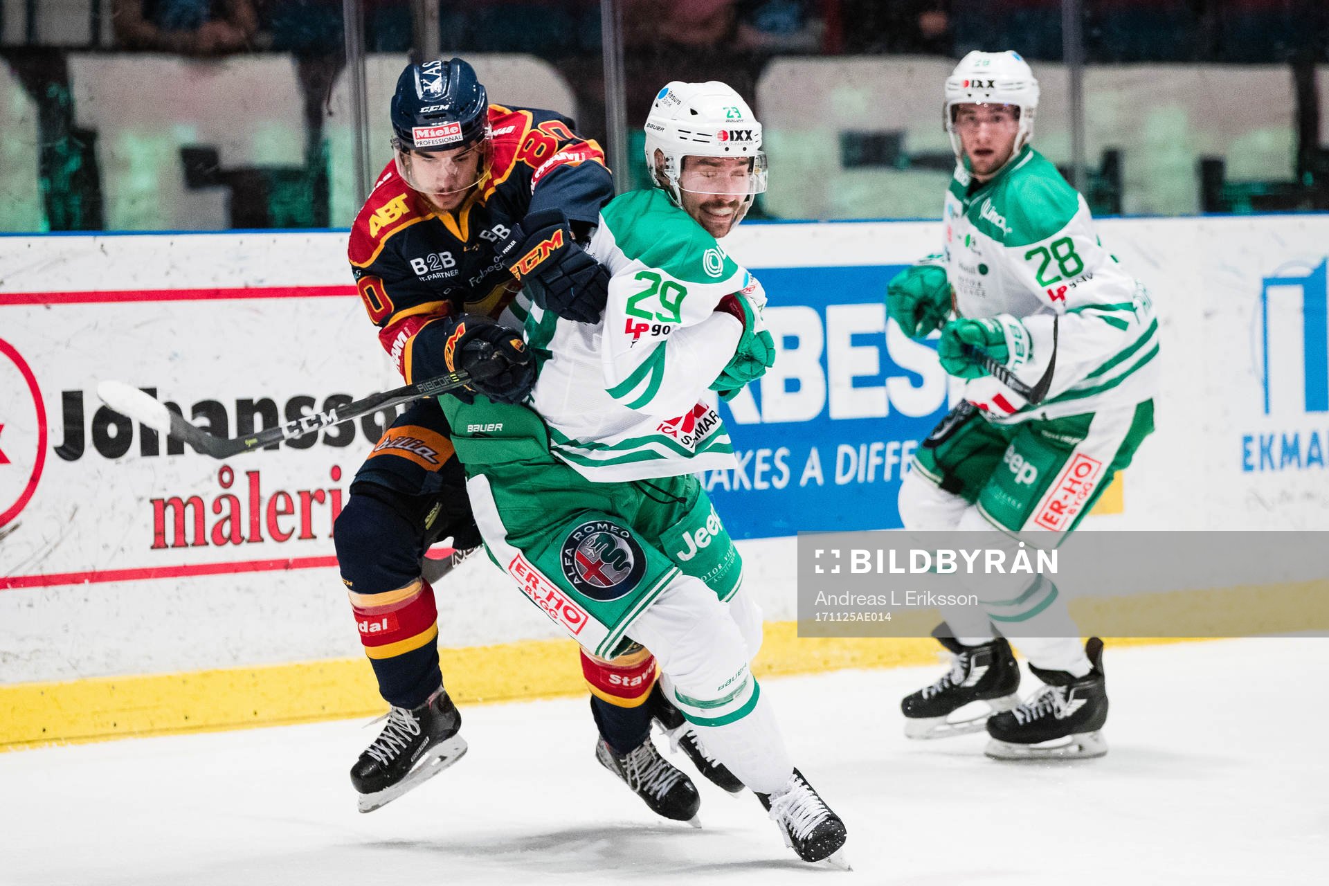 Djurgårdens Gustav Possler stoppas av Rögles Ludvig