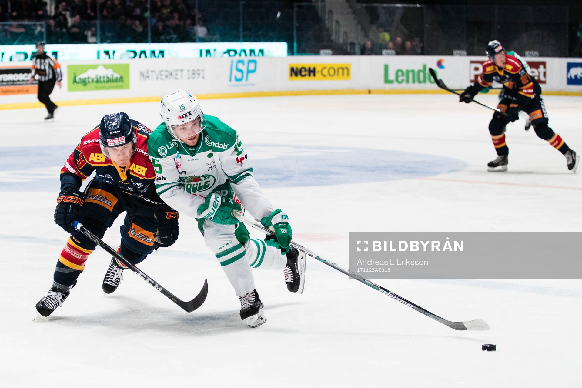 Djurgårdens Patrik Lundh i kamp om pucken med Rögles
