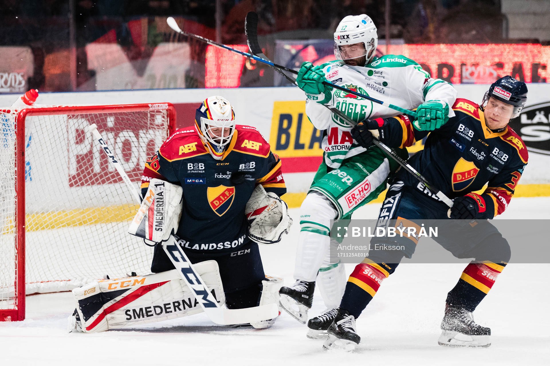 Rögles Taylor Matson och Djurgårdens Jesper Pettersson i