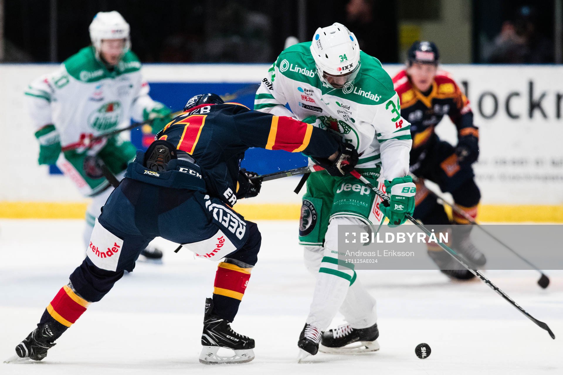 Djurgårdens Markus Ljungh i kamp om pucken med Rögles