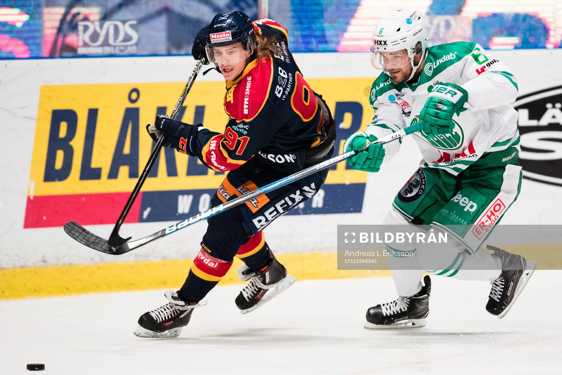 Djurgårdens Axel Jonsson Fjällby jagas av Rögles Craig