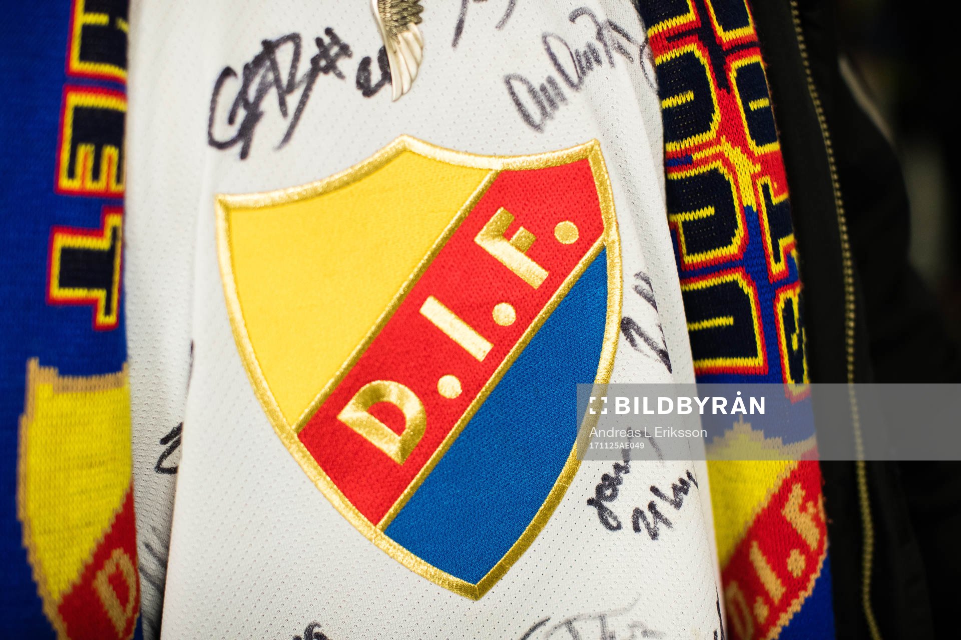 Djurgårdens emblem på en tröja med autografer innan