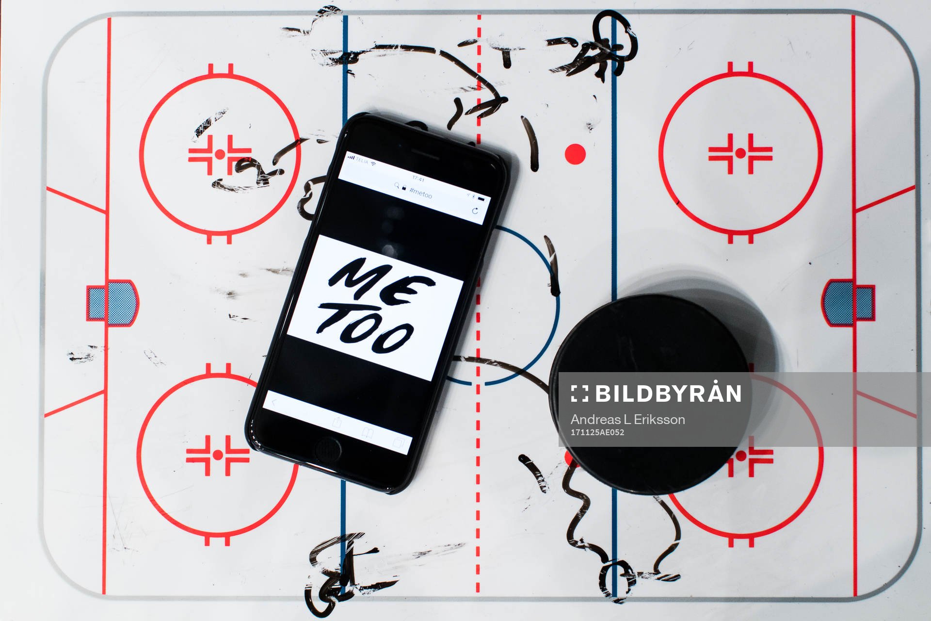 En mobiltelefon visandes en #metoo innan ishockeymatchen i