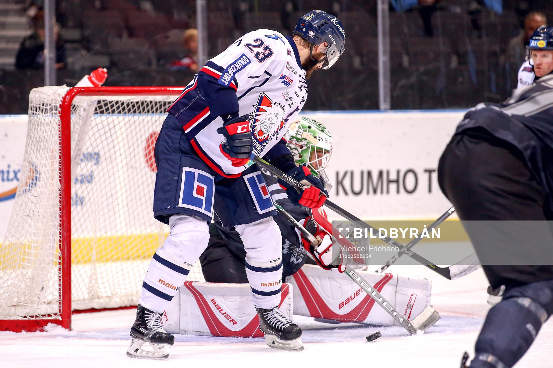 Linköpings Niklas Persson och Frölundas målvakt Johan
