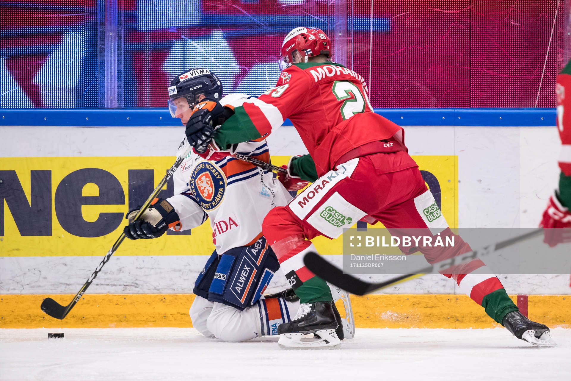 Växjös Elias Pettersson och Moras Marcus Fagerudd i kamp