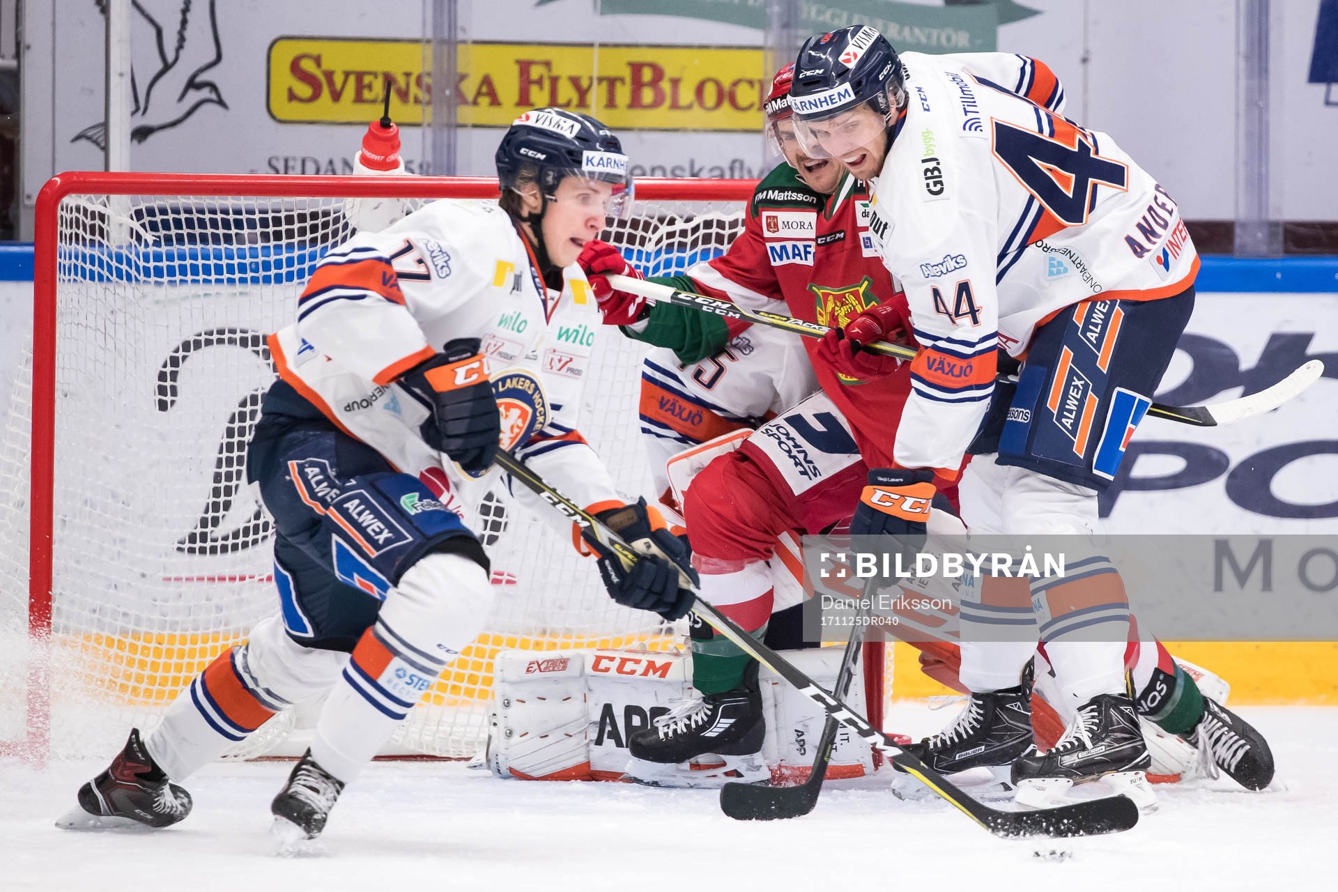 Moras Matt Bailey framför Växjös målvakt Viktor Andrén