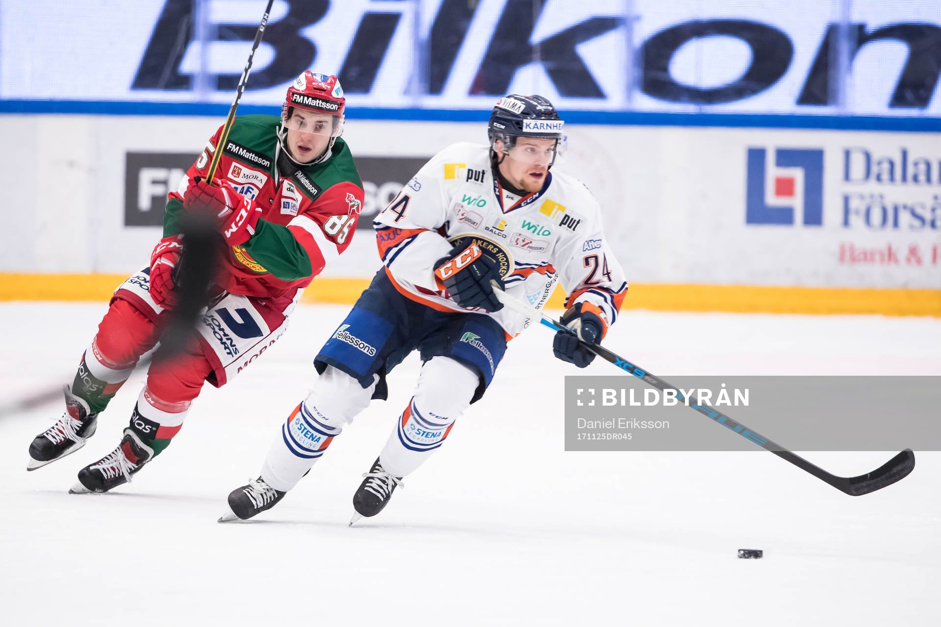Moras Michael Haga jagar Växjös Brendan Shinnimin  i