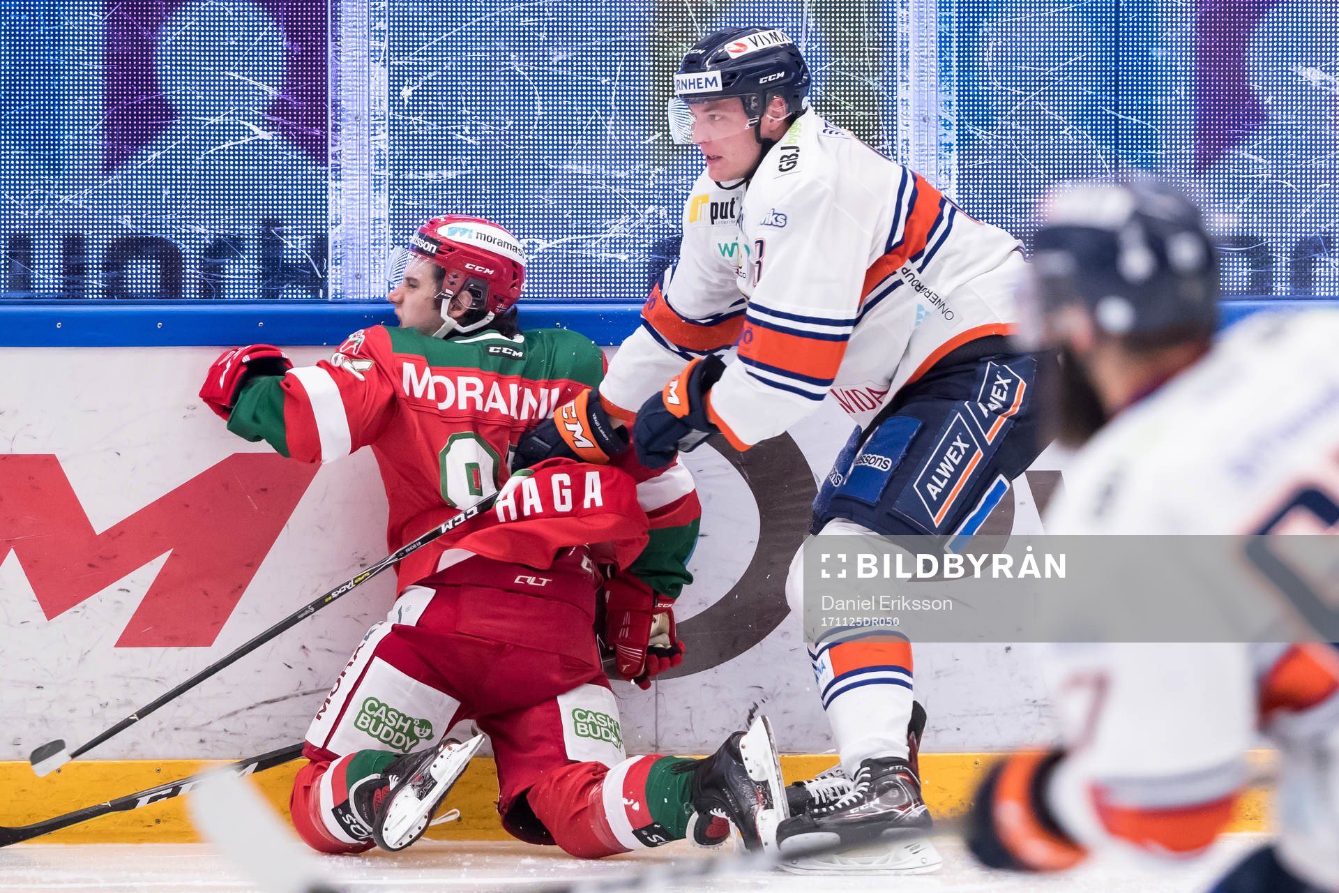 Växjös Linus Högberg tacklar Moras Michael Haga  i