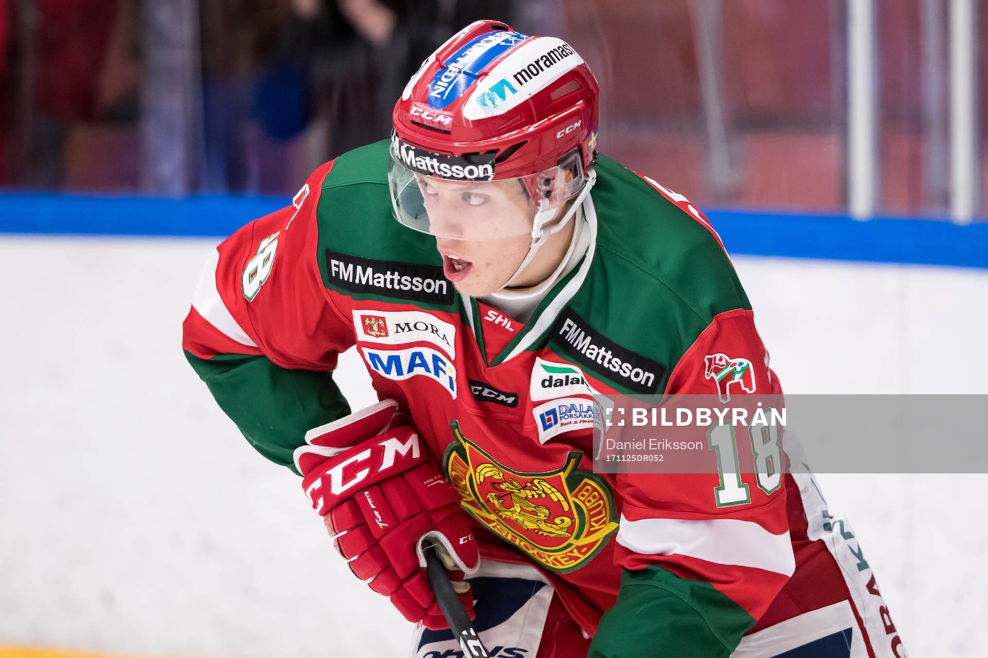 Moras Emil Aronsson  i ishockeymatchen i SHL mellan Mora