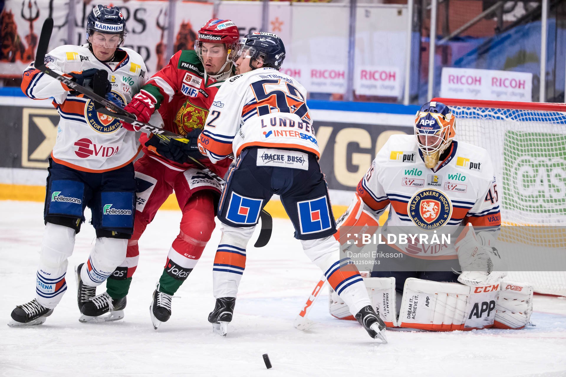 Moras Robin Johansson framför Växjös målvakt Viktor
