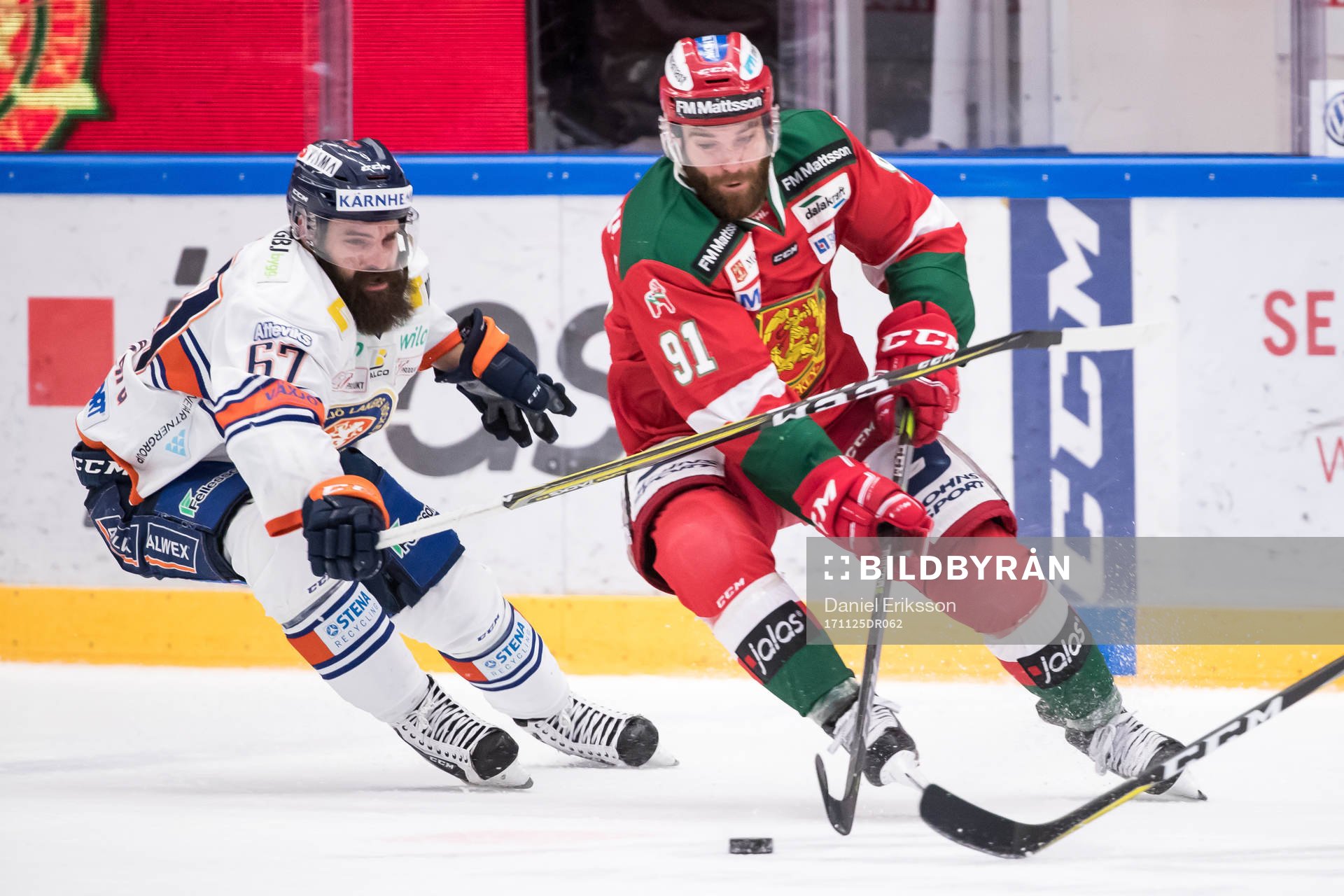 Växjös Linus Fröberg jagar Moras Jacob Lagacé  i