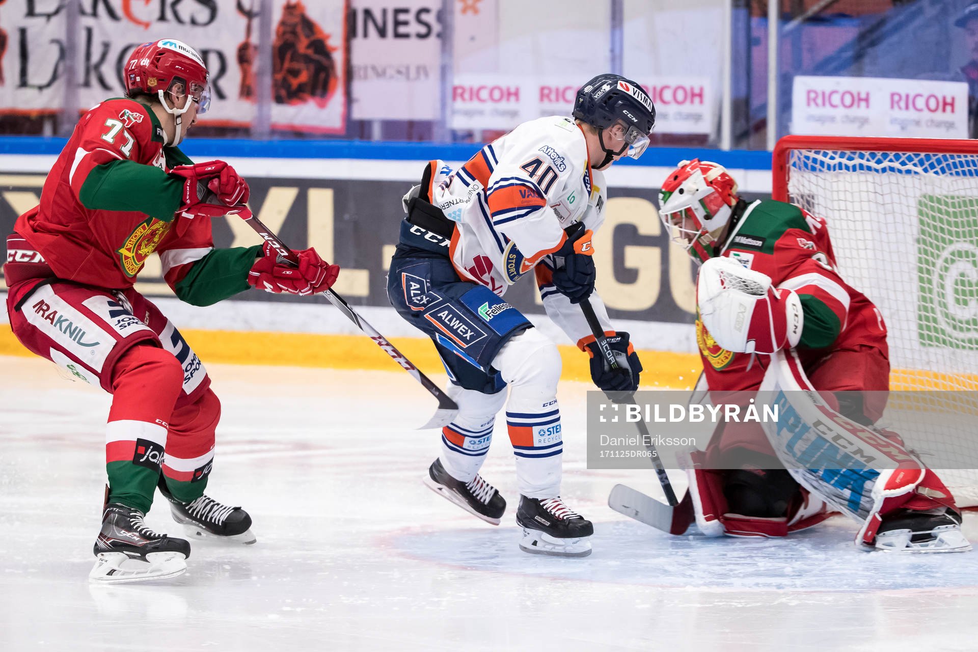 Växjös Elias Pettersson framför Moras målvakt Mattias