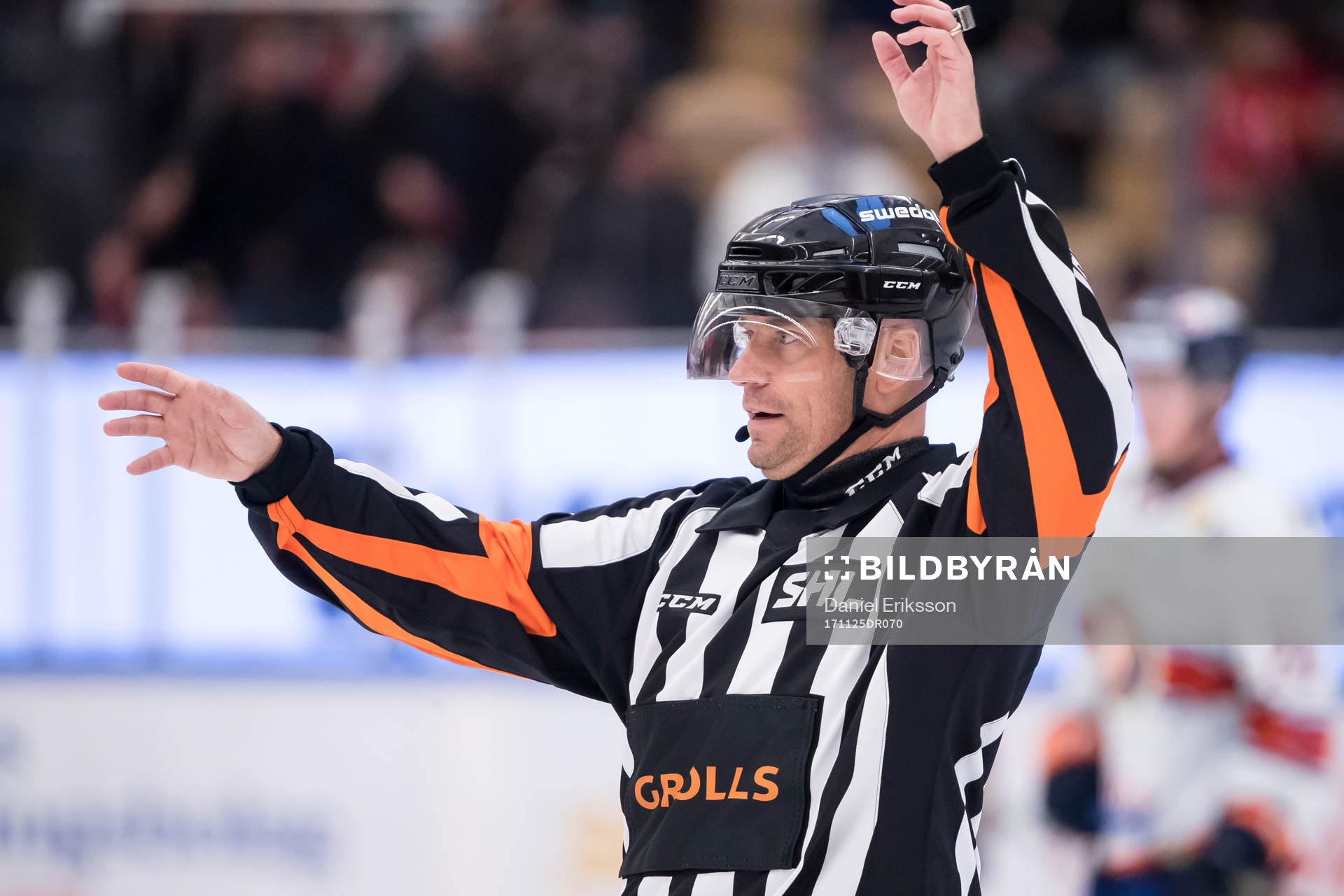 Domare Sören Persson i ishockeymatchen i SHL mellan Mora
