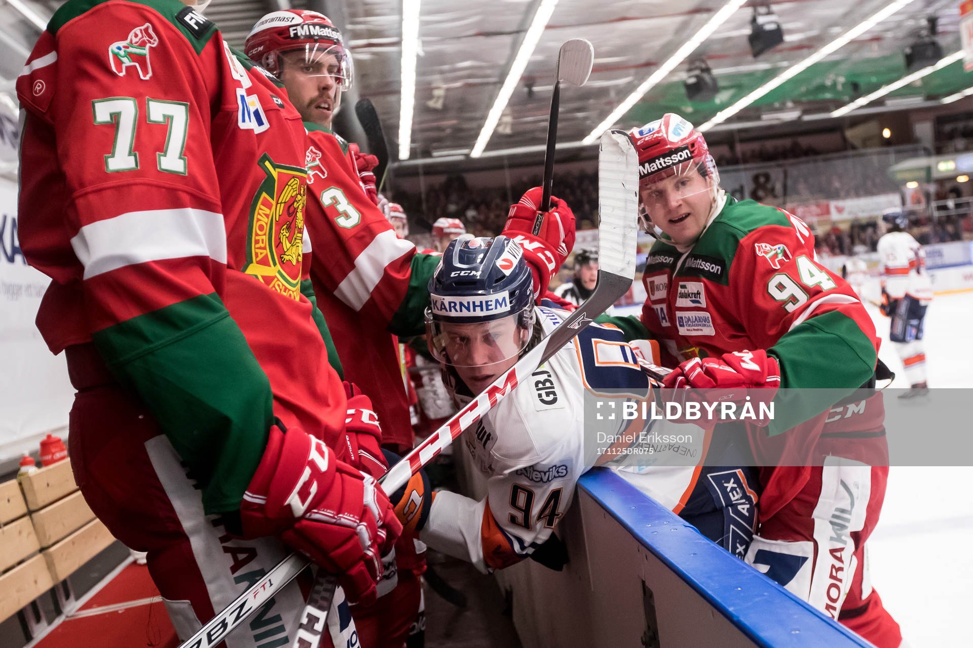 Moras Sebastian Hartmann tacklar Växjös Joel Persson  i