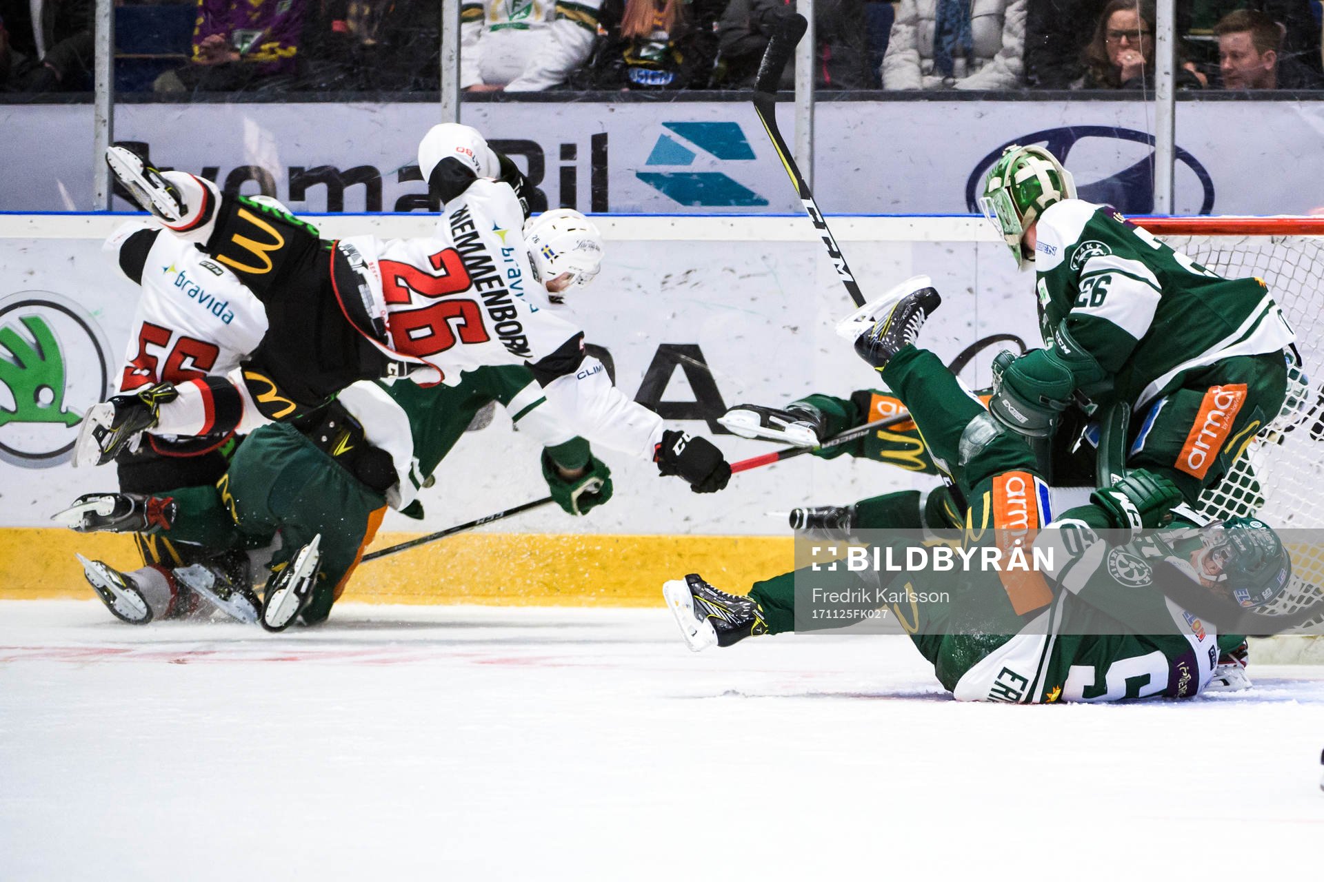 Malmö Redhawks Axel Wemmenblorn får en flygtur