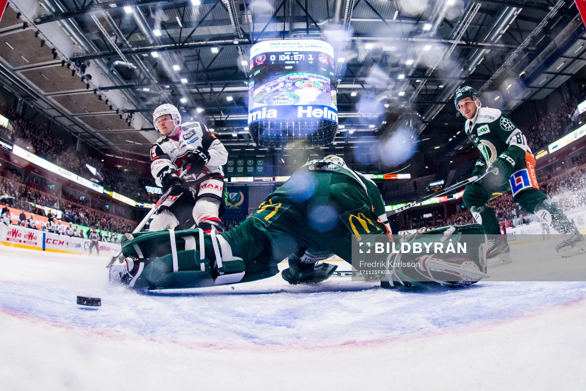 Malmö Redhawks Rhett Rakhshani jublar och gör mål bakom
