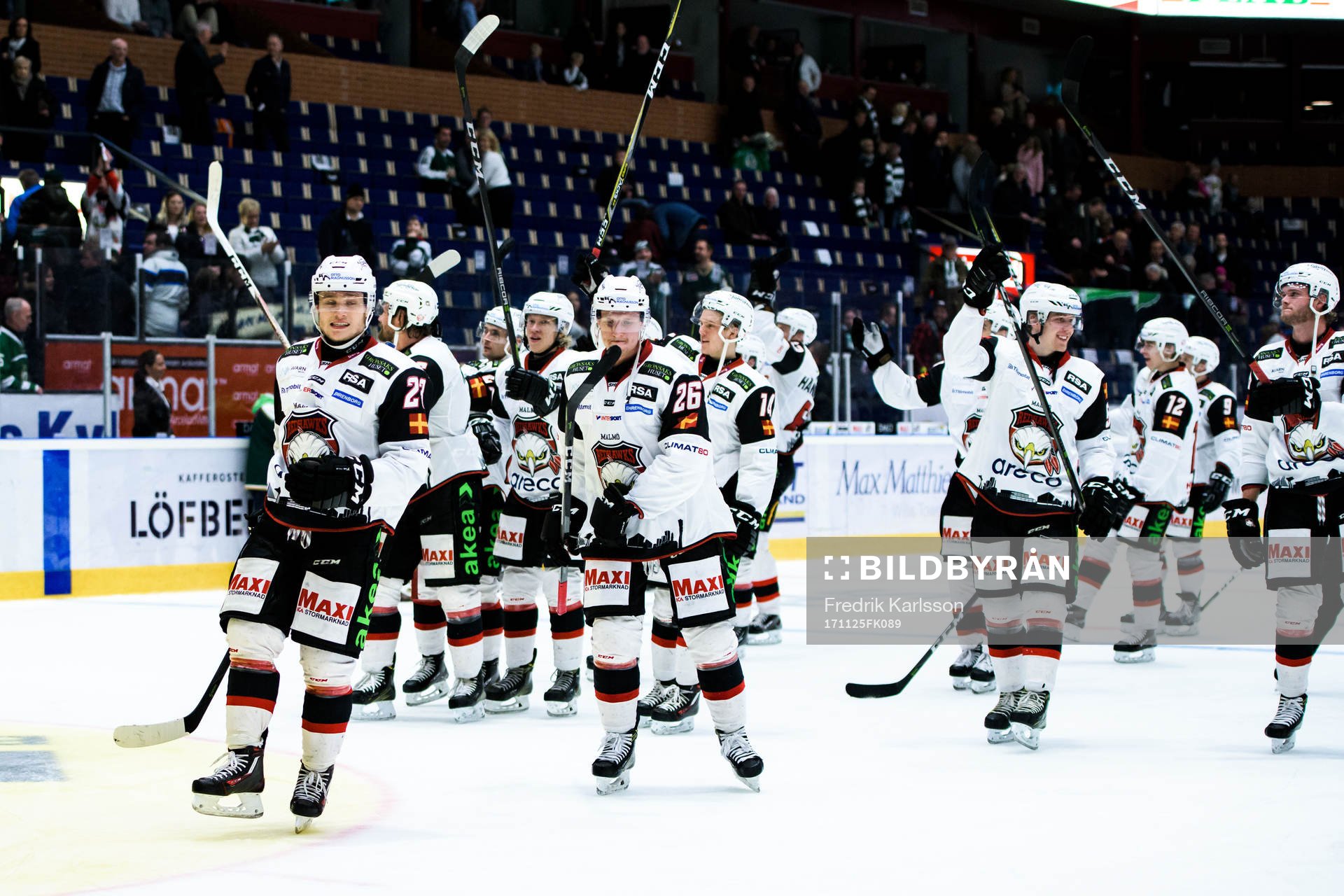 Malmö Redhawks spelare jublar och tackar publiken