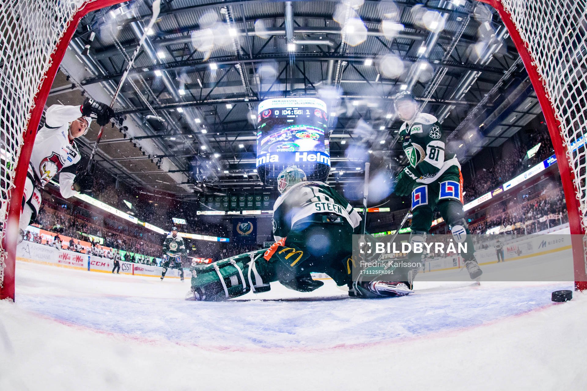 Malmö Redhawks Rhett Rakhshani jublar och gör mål bakom