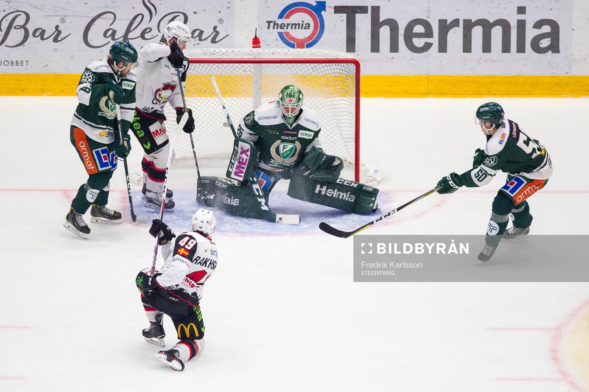 Malmö Redhawks Rhett Rakhshani jublar och gör mål bakom