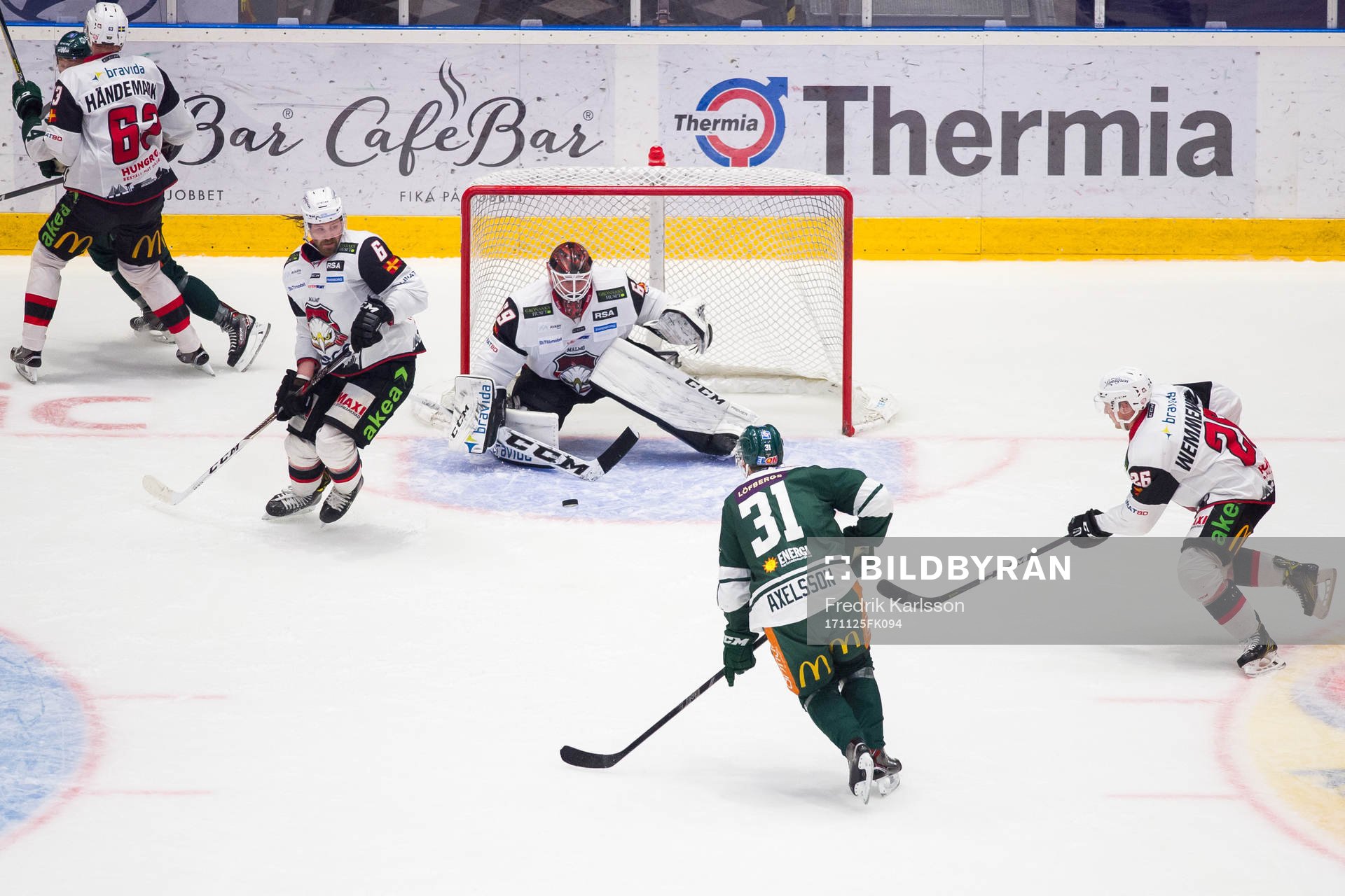 Malmö Redhawks Stefan Warg och målvakt Oscar Alsenfelt i