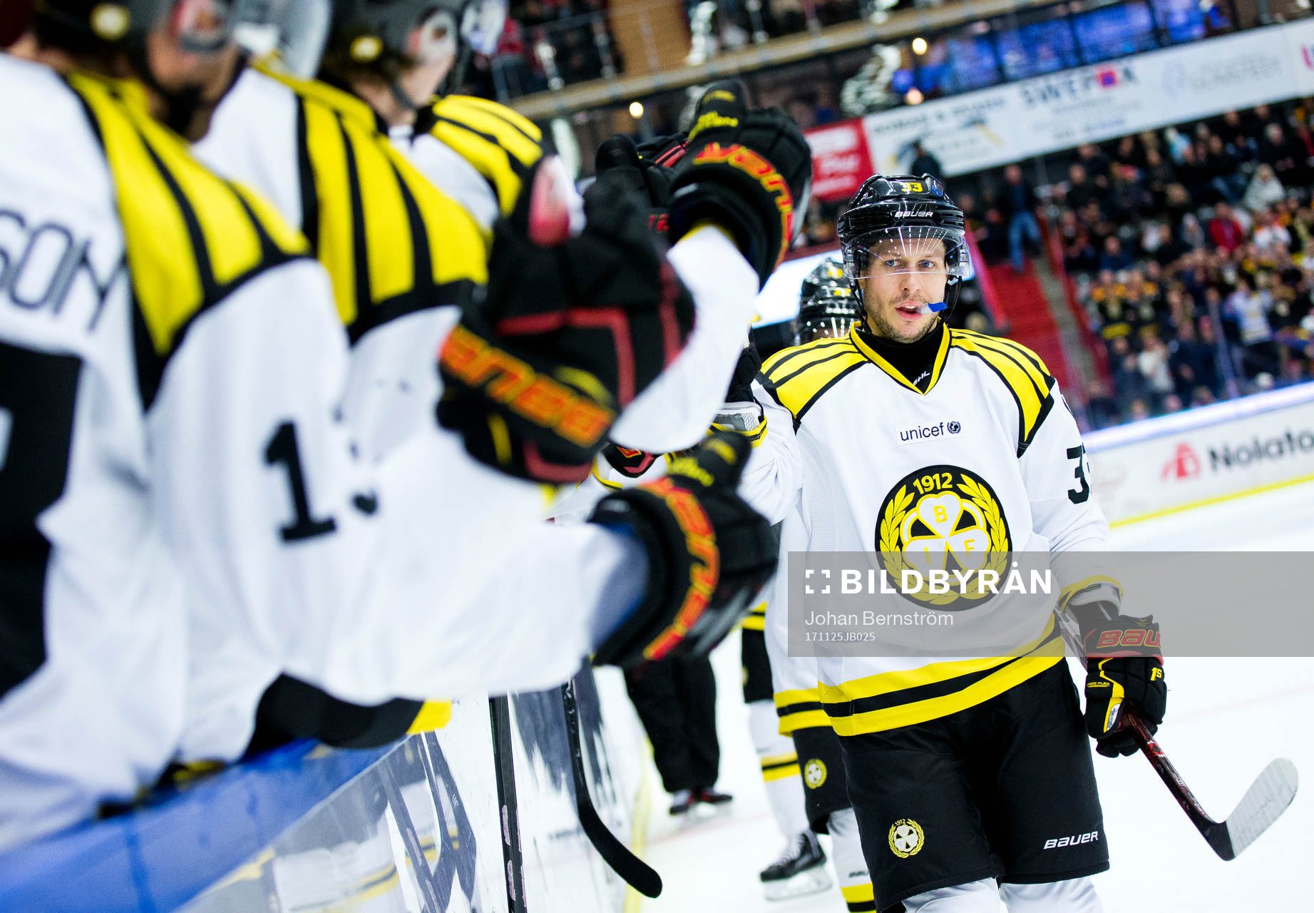 Brynäs Elias Fälth jublar vid 0-1 målet